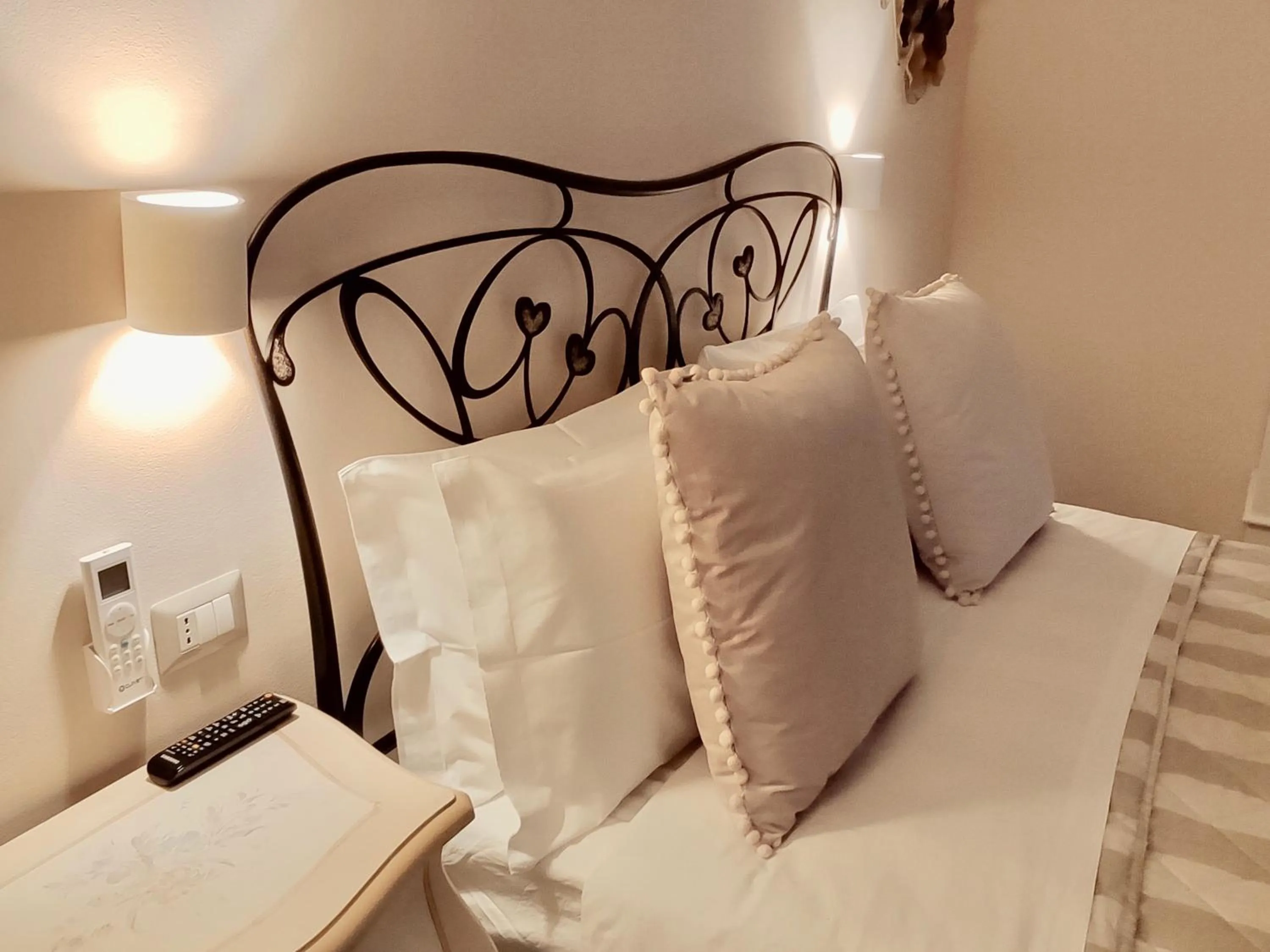 Decorative detail, Bed in Il Castellaccio Bed & Breakfast