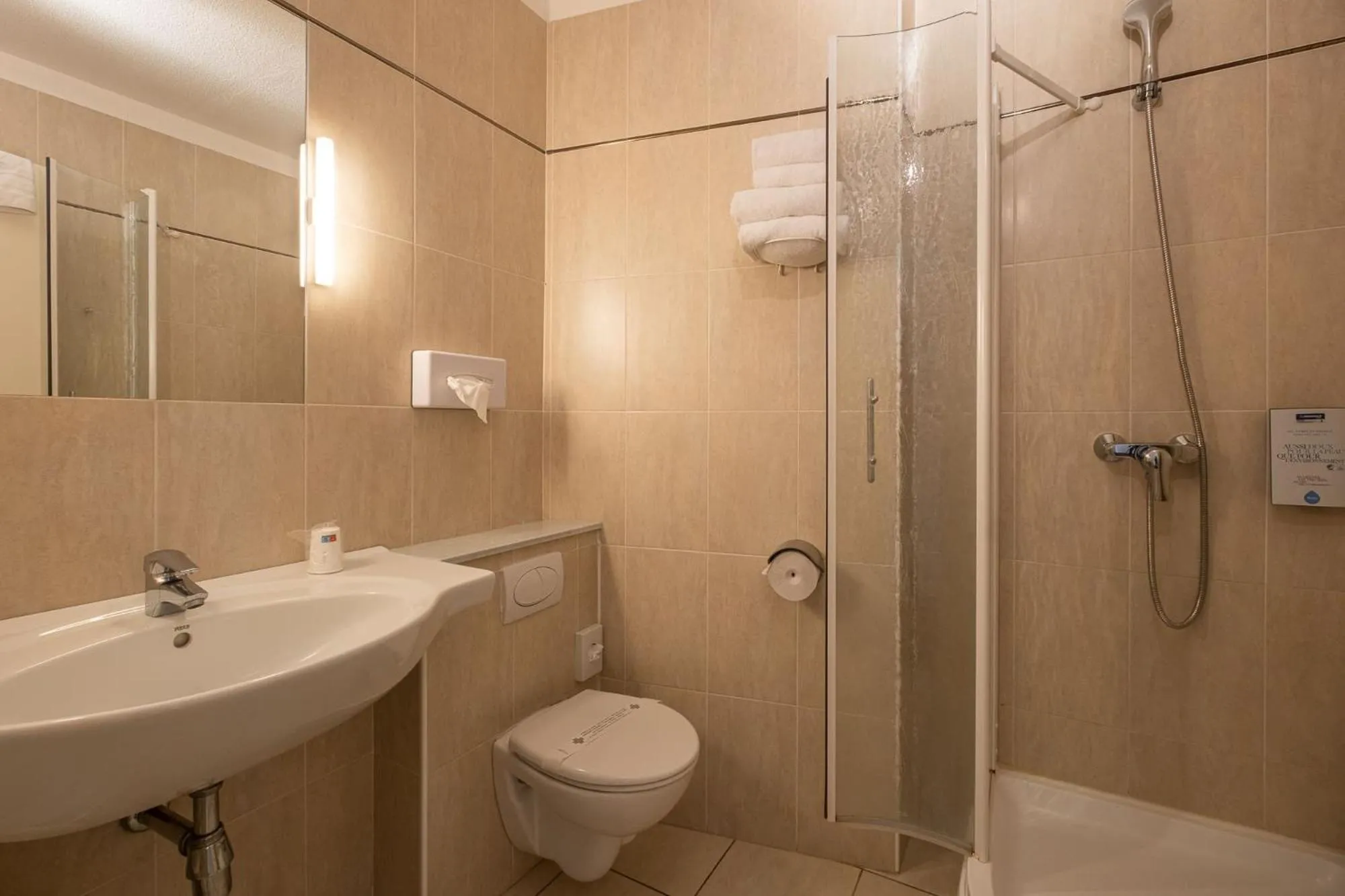 Bathroom in The Originals City, Hôtel L'Hippocampe, Sète Balaruc-le-Vieux