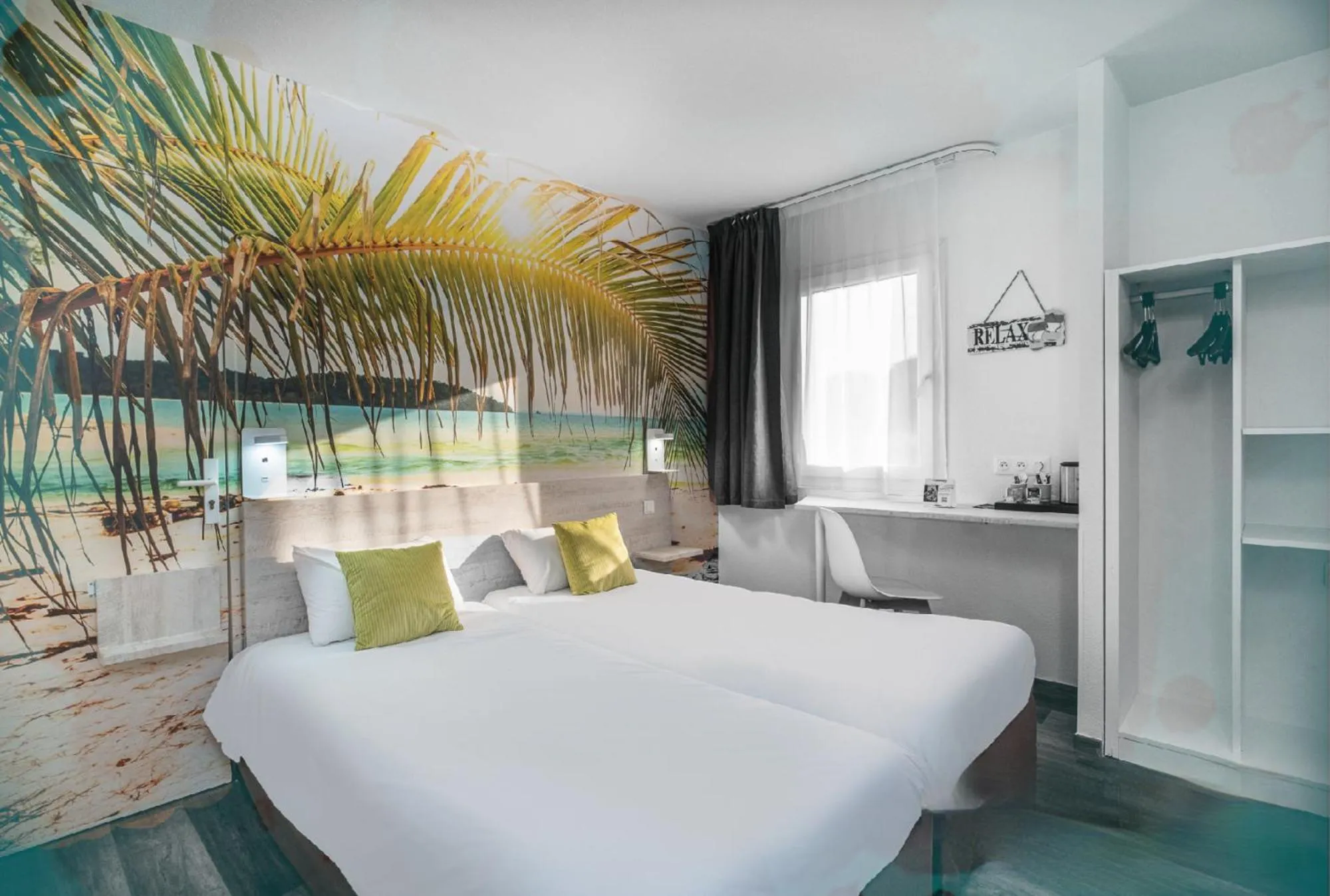 Bedroom, Bed in The Originals City, Hôtel L'Hippocampe, Sète Balaruc-le-Vieux