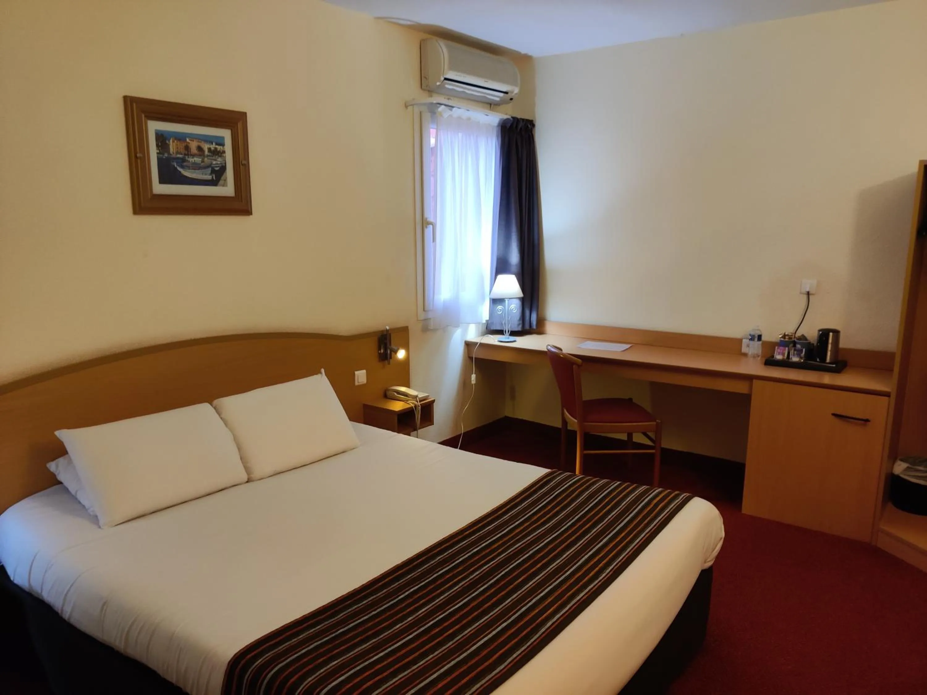 Bed in The Originals City, Hôtel L'Hippocampe, Sète Balaruc-le-Vieux