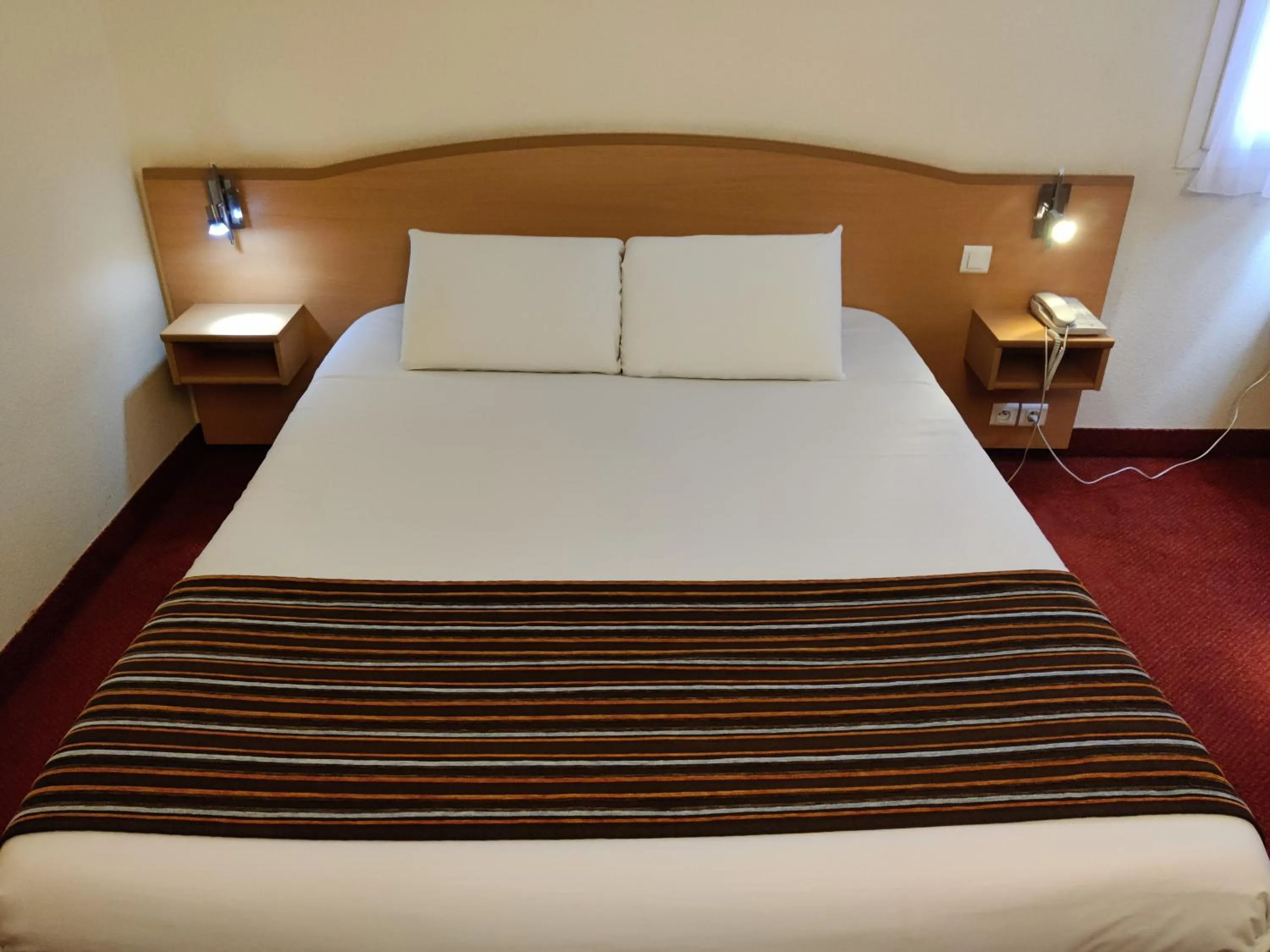 Bed in The Originals City, Hôtel L'Hippocampe, Sète Balaruc-le-Vieux