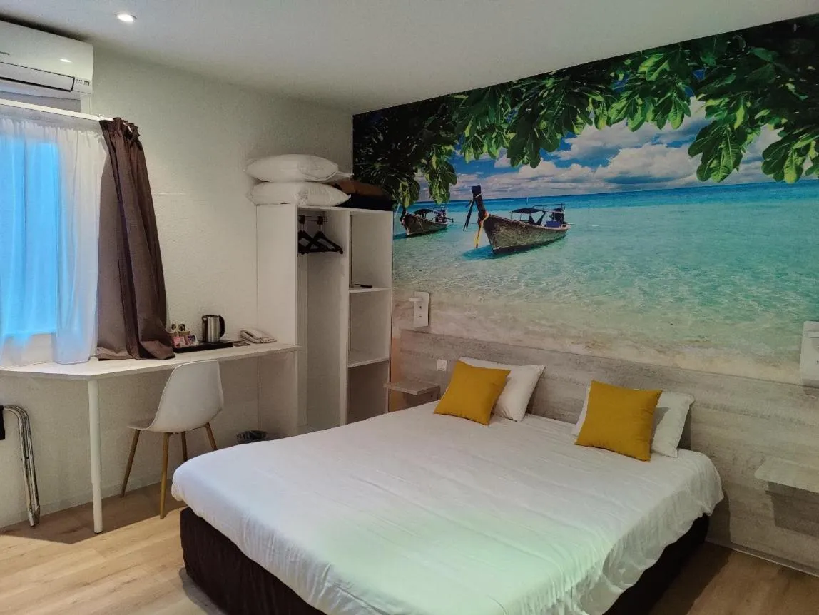 Photo of the whole room, Bed in The Originals City, Hôtel L'Hippocampe, Sète Balaruc-le-Vieux