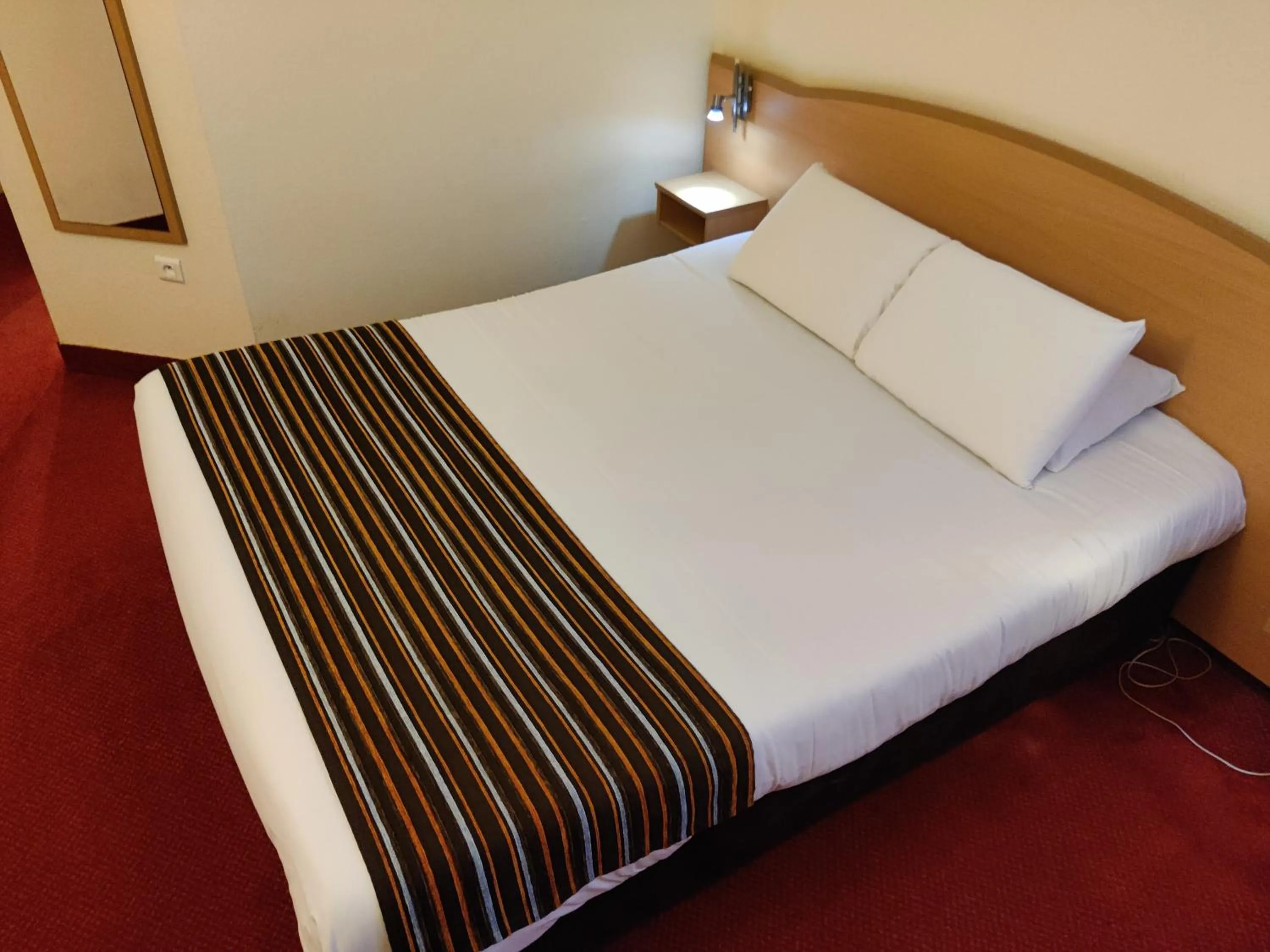 Bed in The Originals City, Hôtel L'Hippocampe, Sète Balaruc-le-Vieux