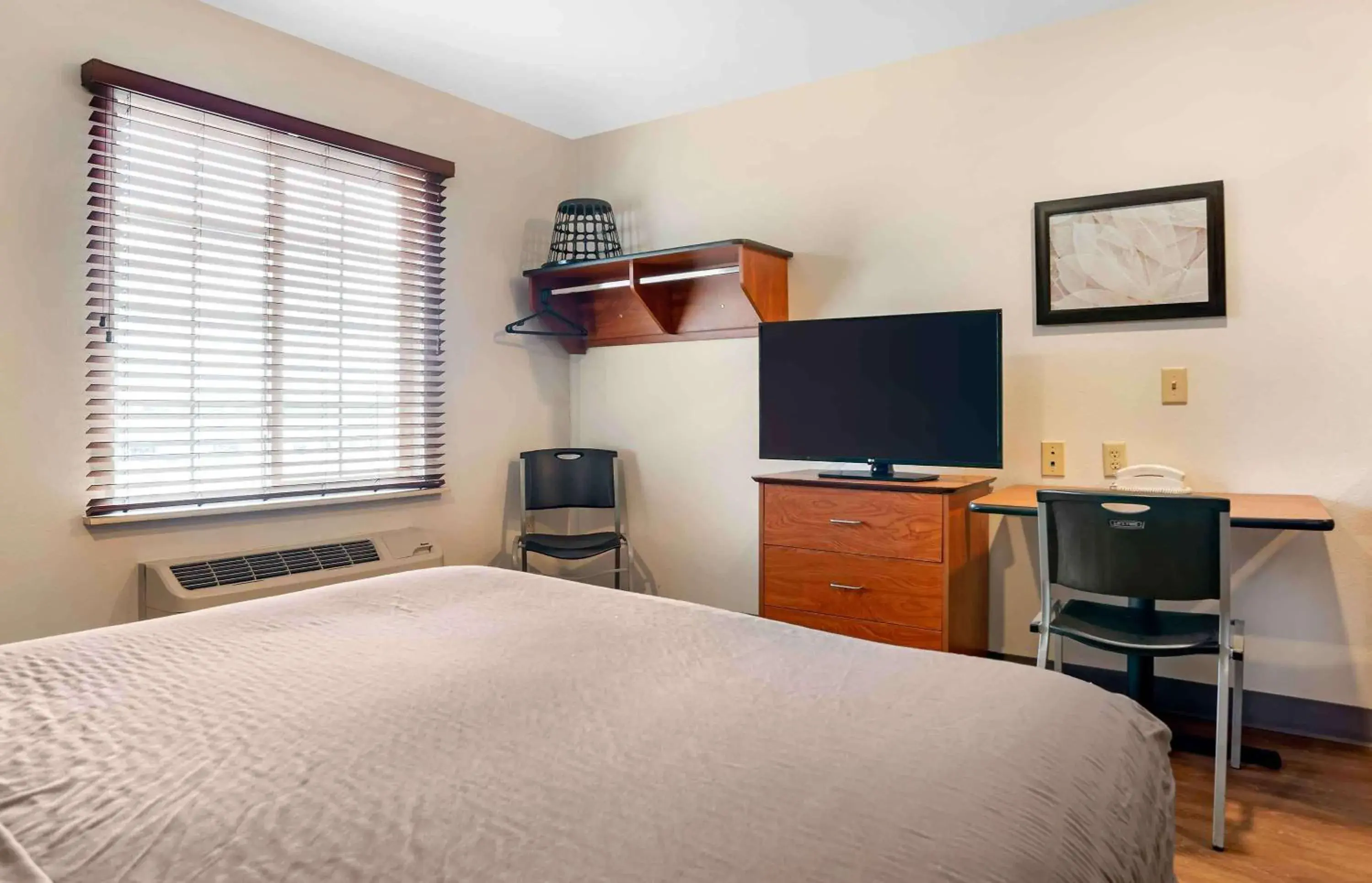 Bedroom, Bed in Extended Stay America Select Suites - Mobile - Daphne Bedroom, Bed in Extended Stay America Select Suites - Mobile - Daphne