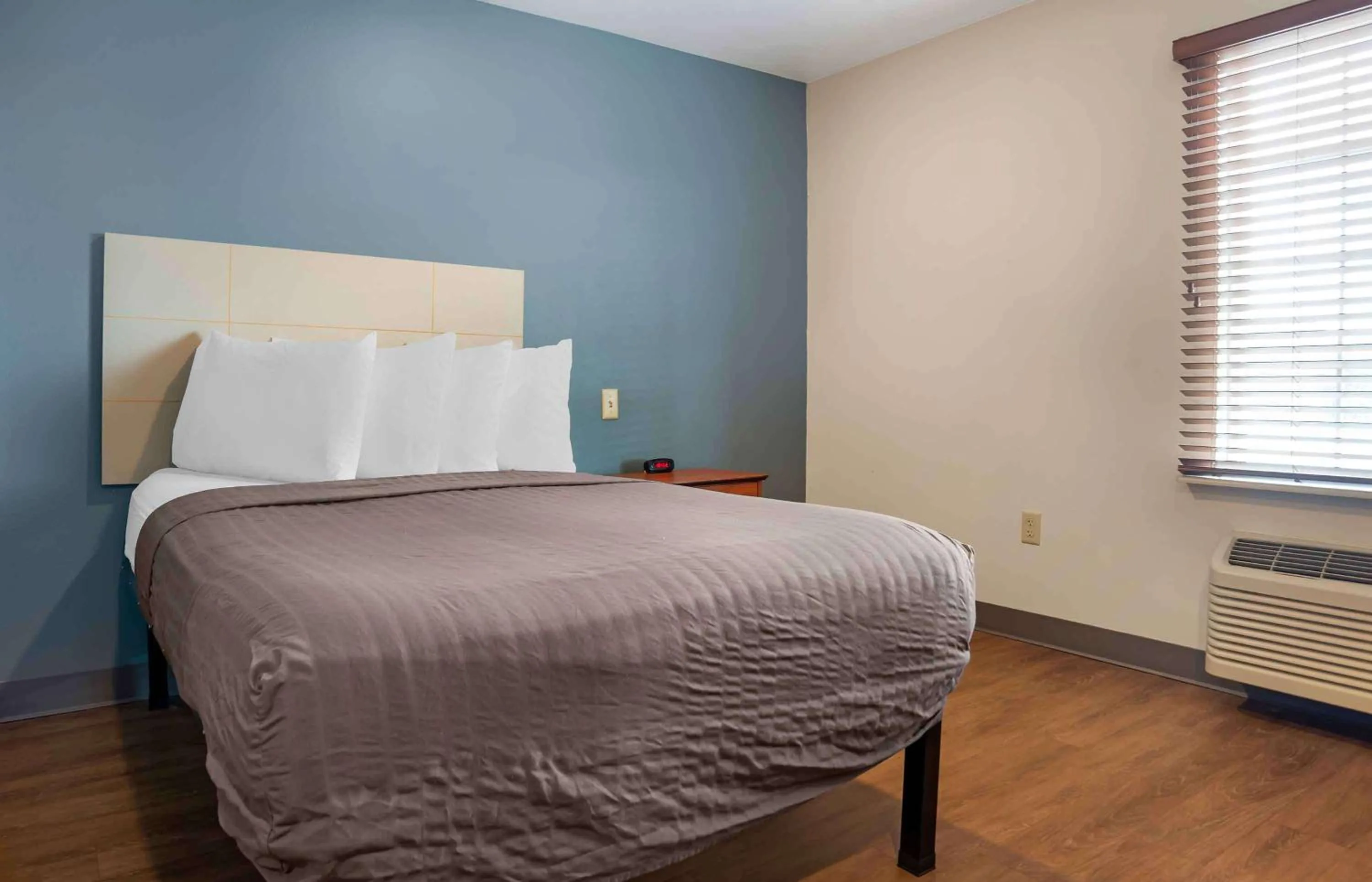 Bedroom, Bed in Extended Stay America Select Suites - Mobile - Daphne