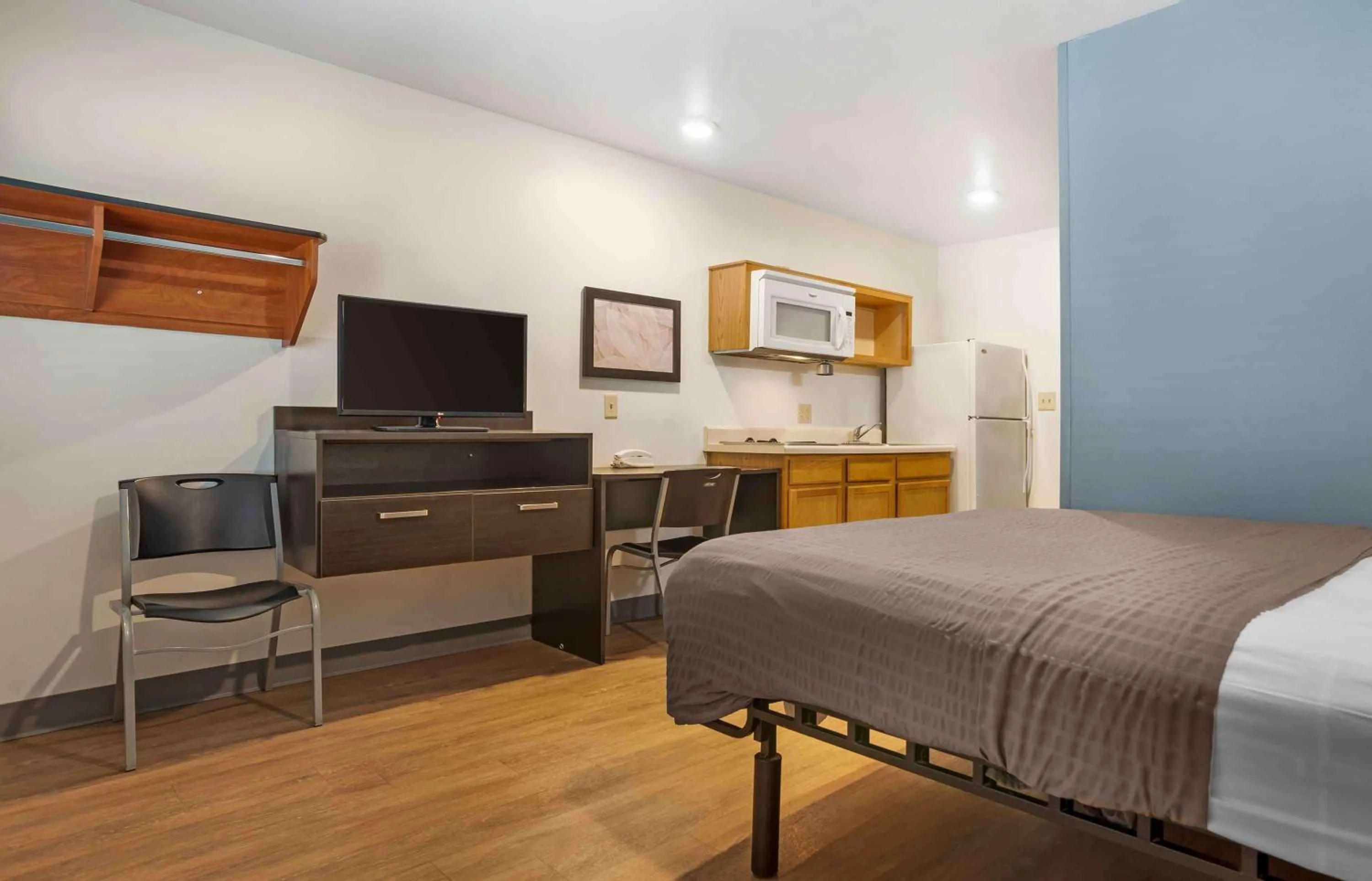 Bedroom, Bed in Extended Stay America Select Suites - Mobile - Daphne