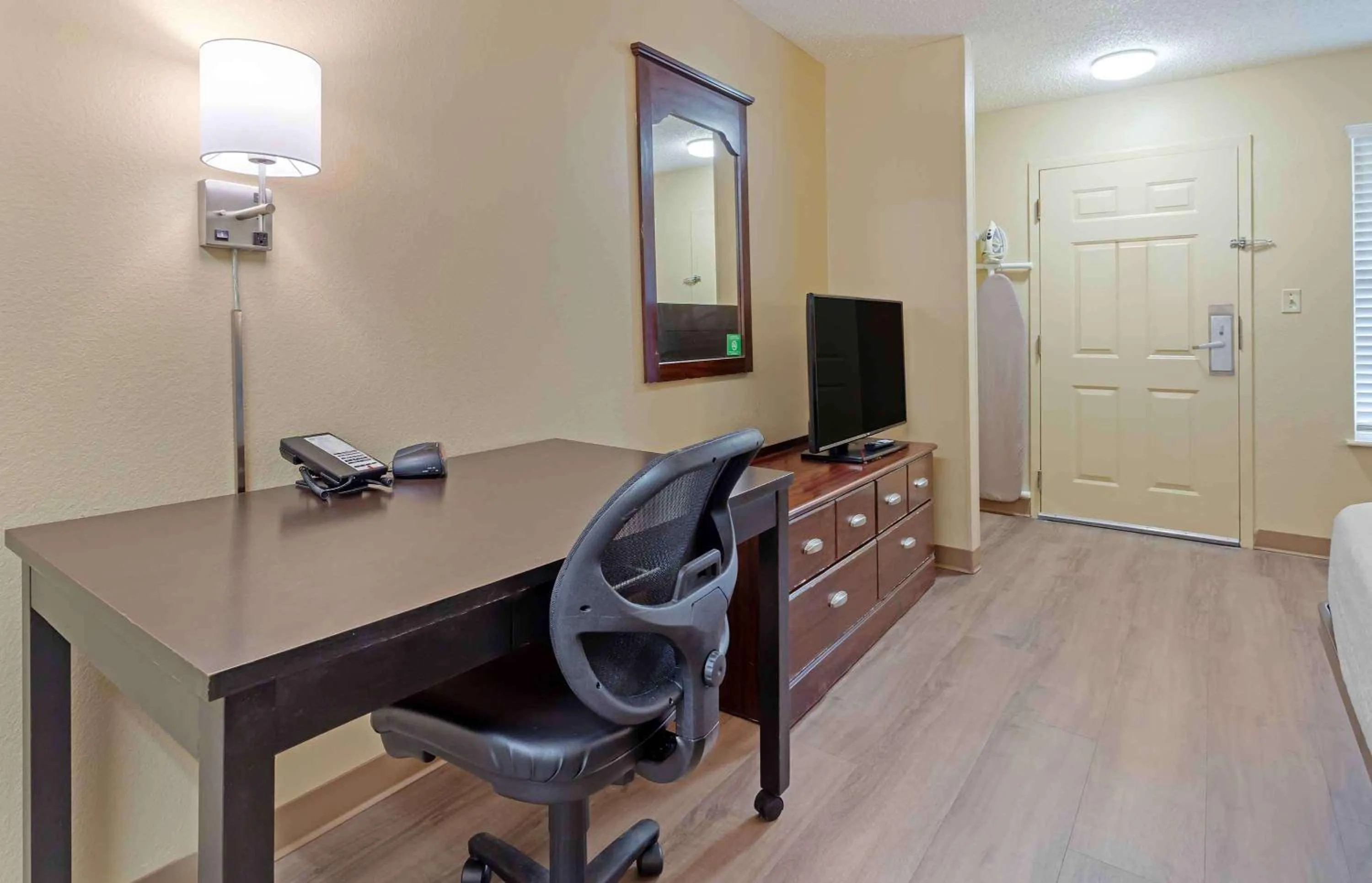 Bedroom in Extended Stay America Select Suites - Durham - University