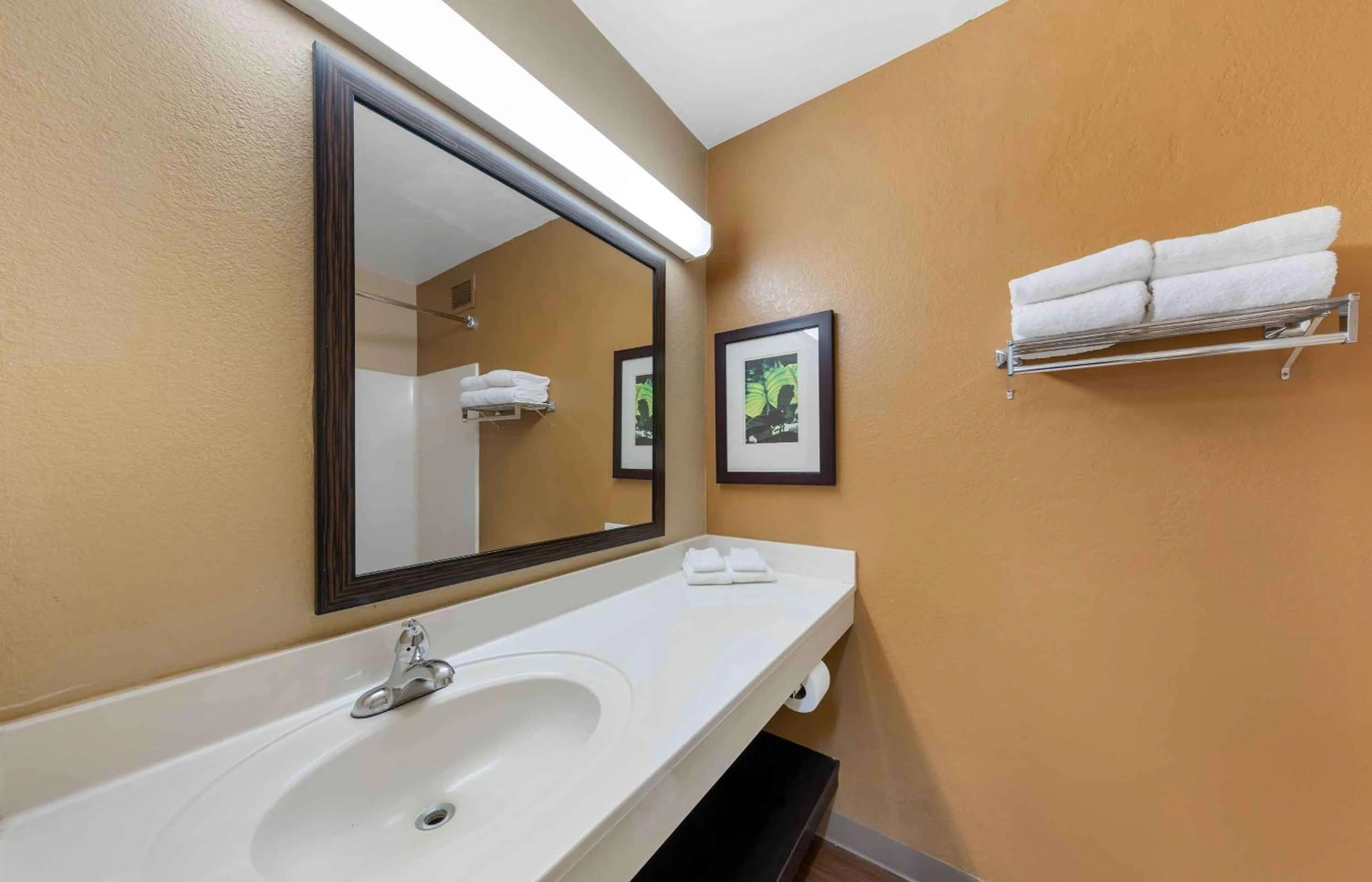 Bathroom in Extended Stay America Suites - Bakersfield - California Avenue