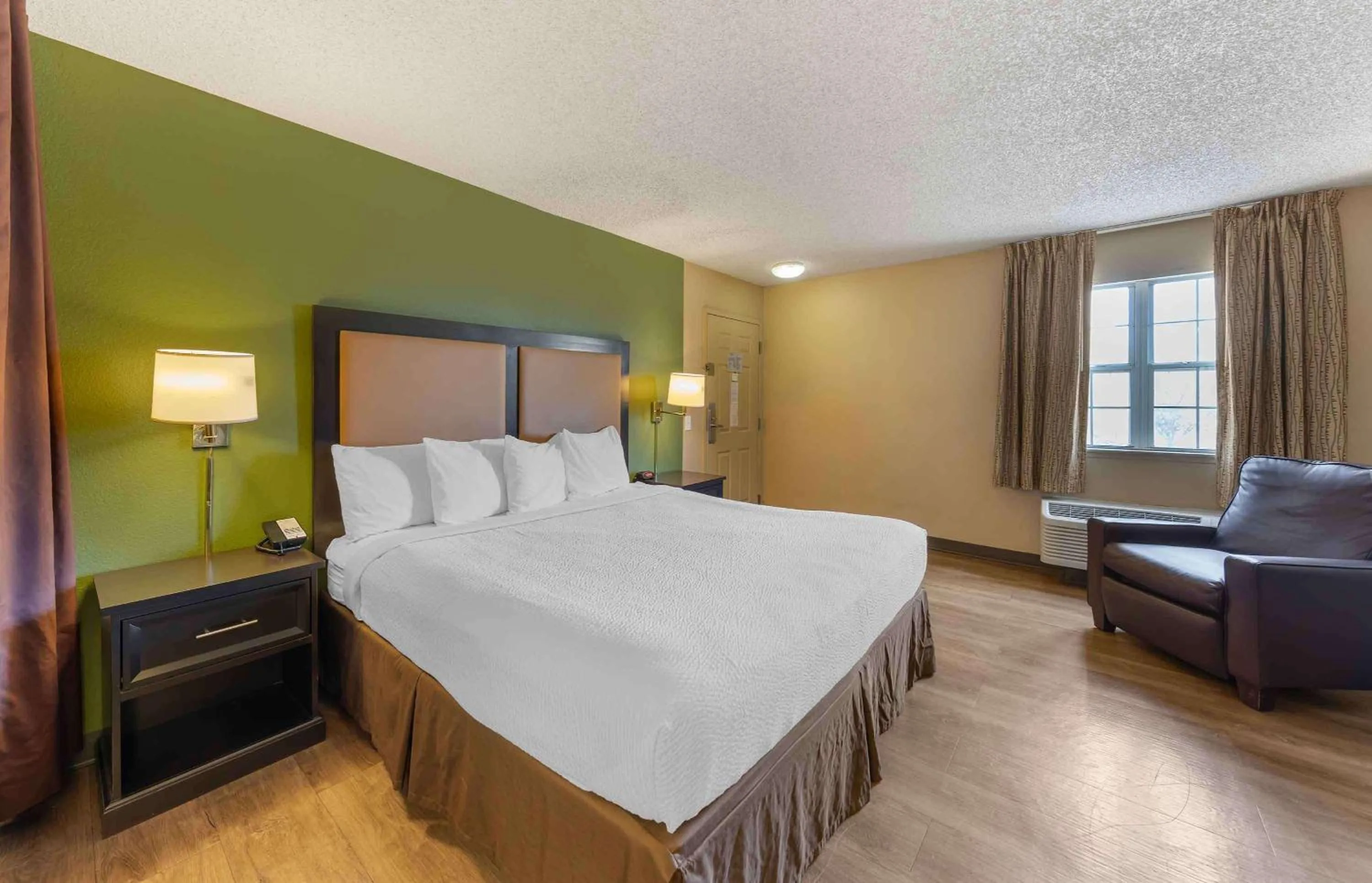 Bedroom, Bed in Extended Stay America Suites - Bakersfield - California Avenue