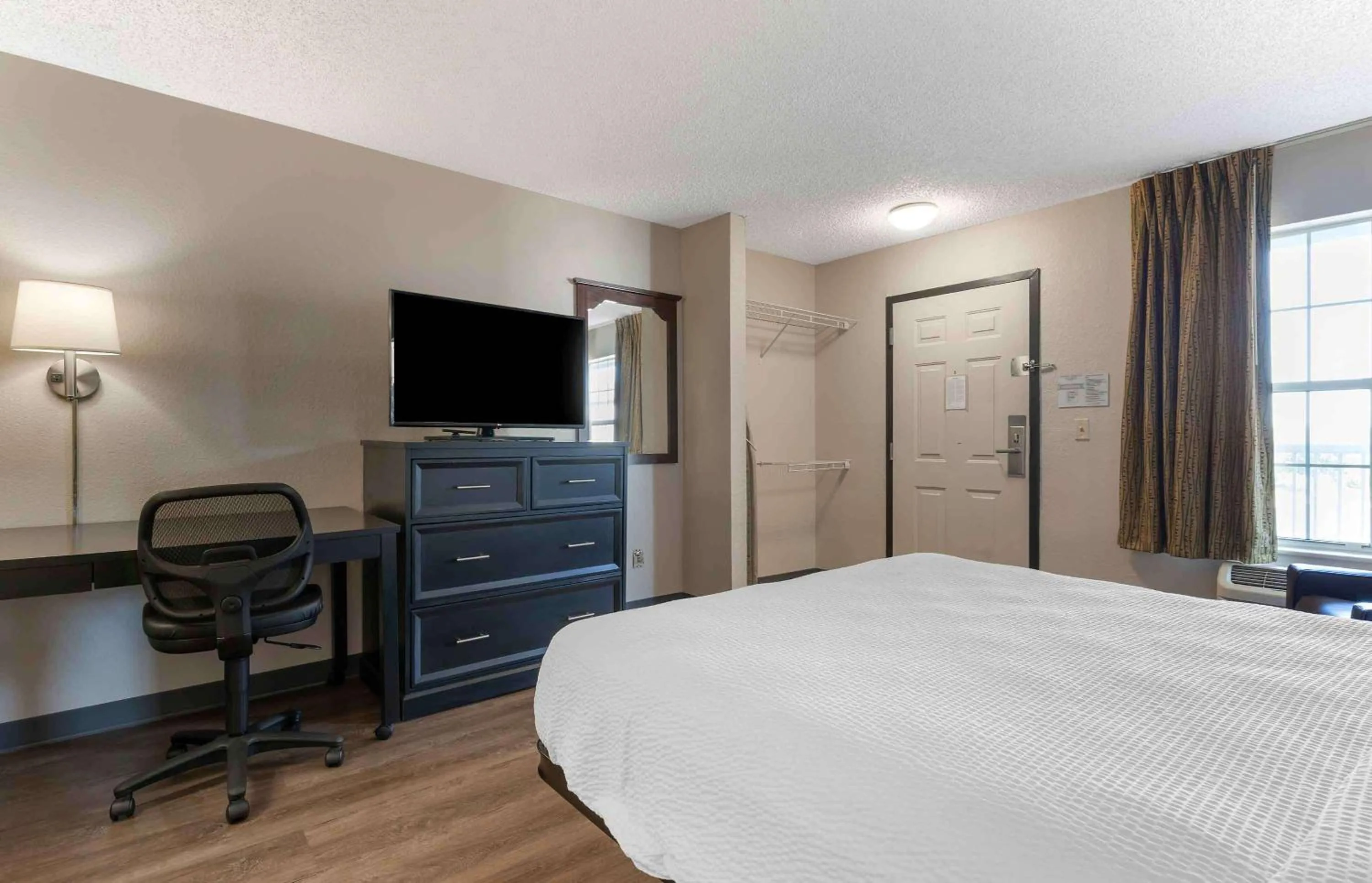 Bedroom, TV/Entertainment Center in Extended Stay America Suites - Tulsa - Central