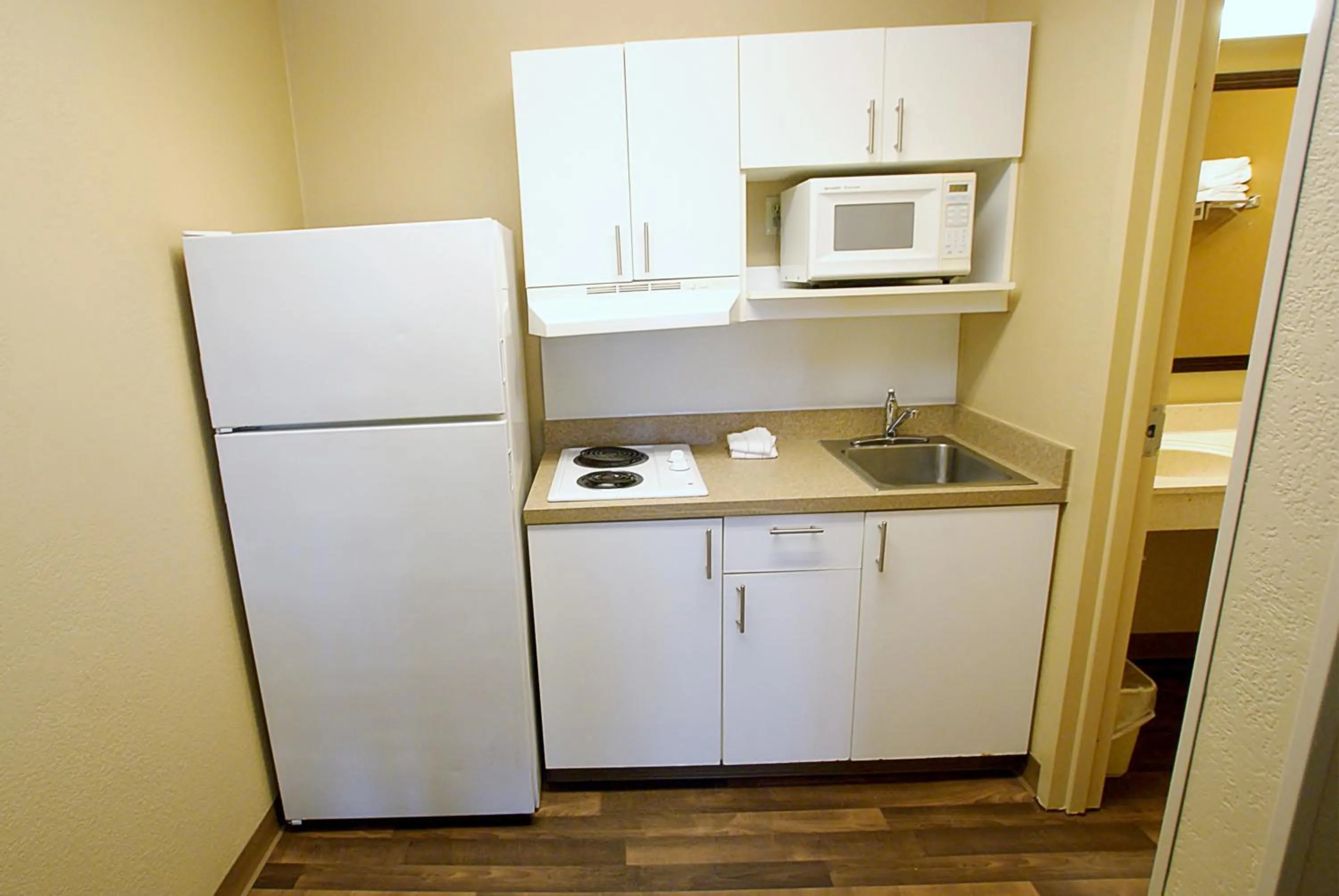 Kitchen or kitchenette, Kitchen/Kitchenette in Extended Stay America Suites - Tulsa - Central