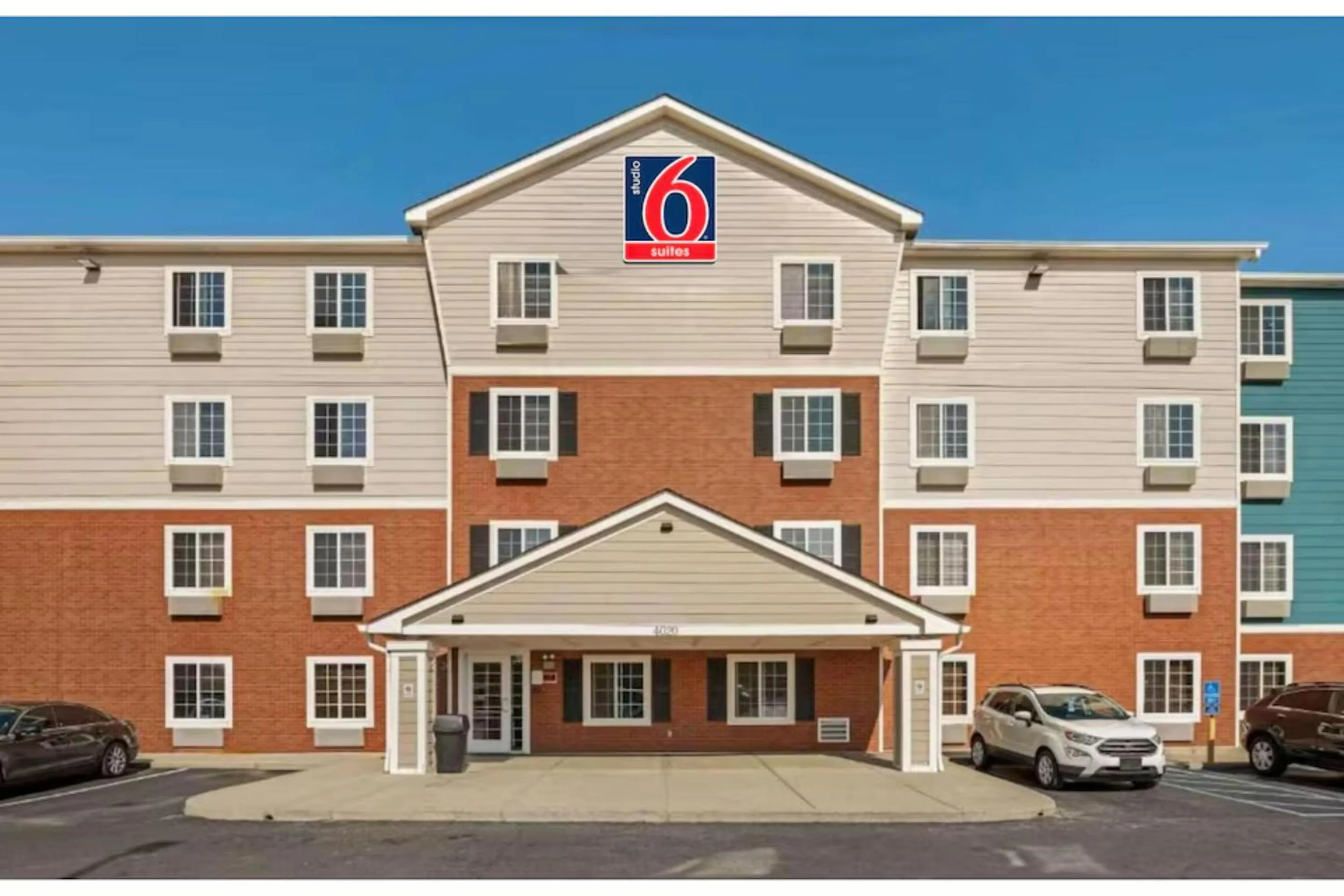 Facade/entrance in Studio 6 Extended Stay Cincinnati Sharonville OH