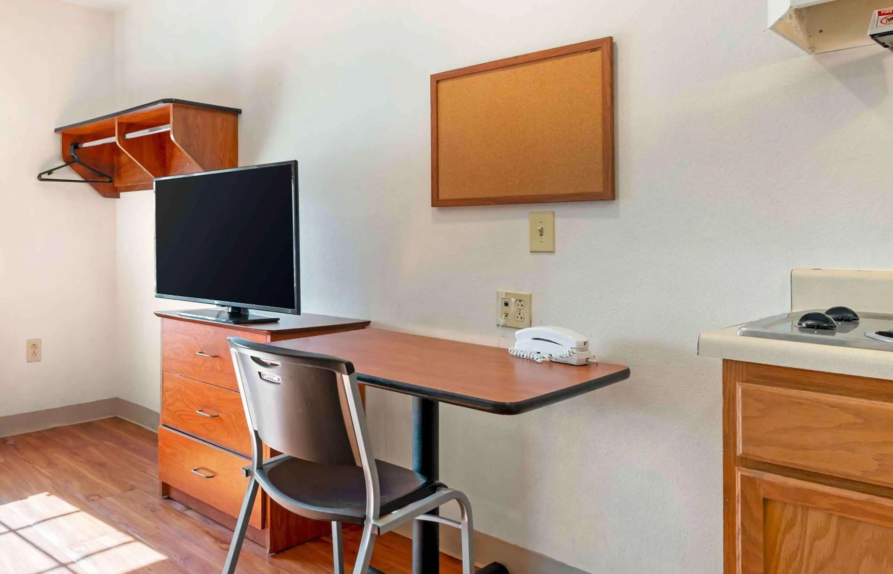 Bedroom in Extended Stay America Select Suites - Cincinnati - Sharonville