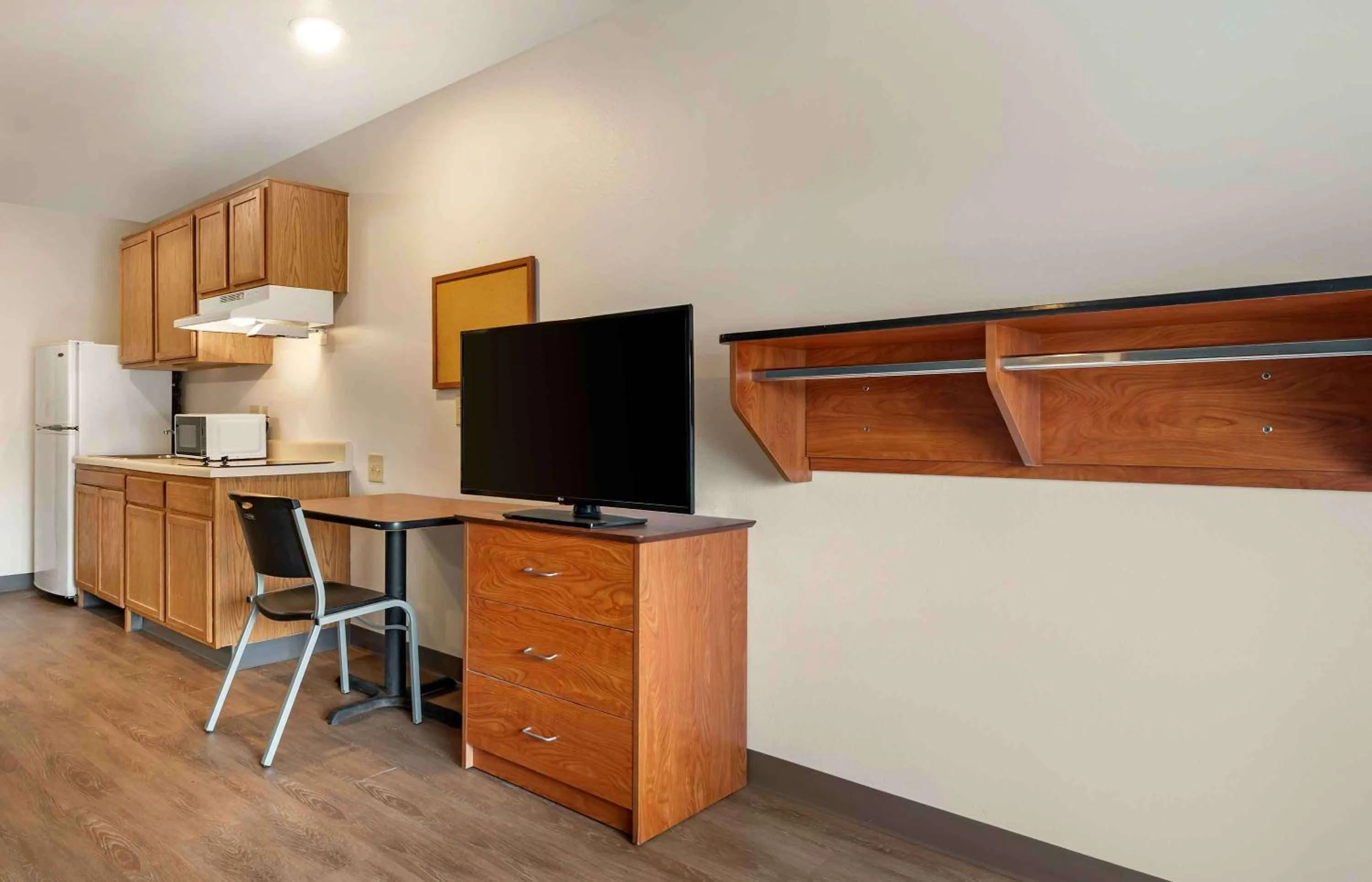 Bedroom in Extended Stay America Select Suites - Cincinnati - Sharonville