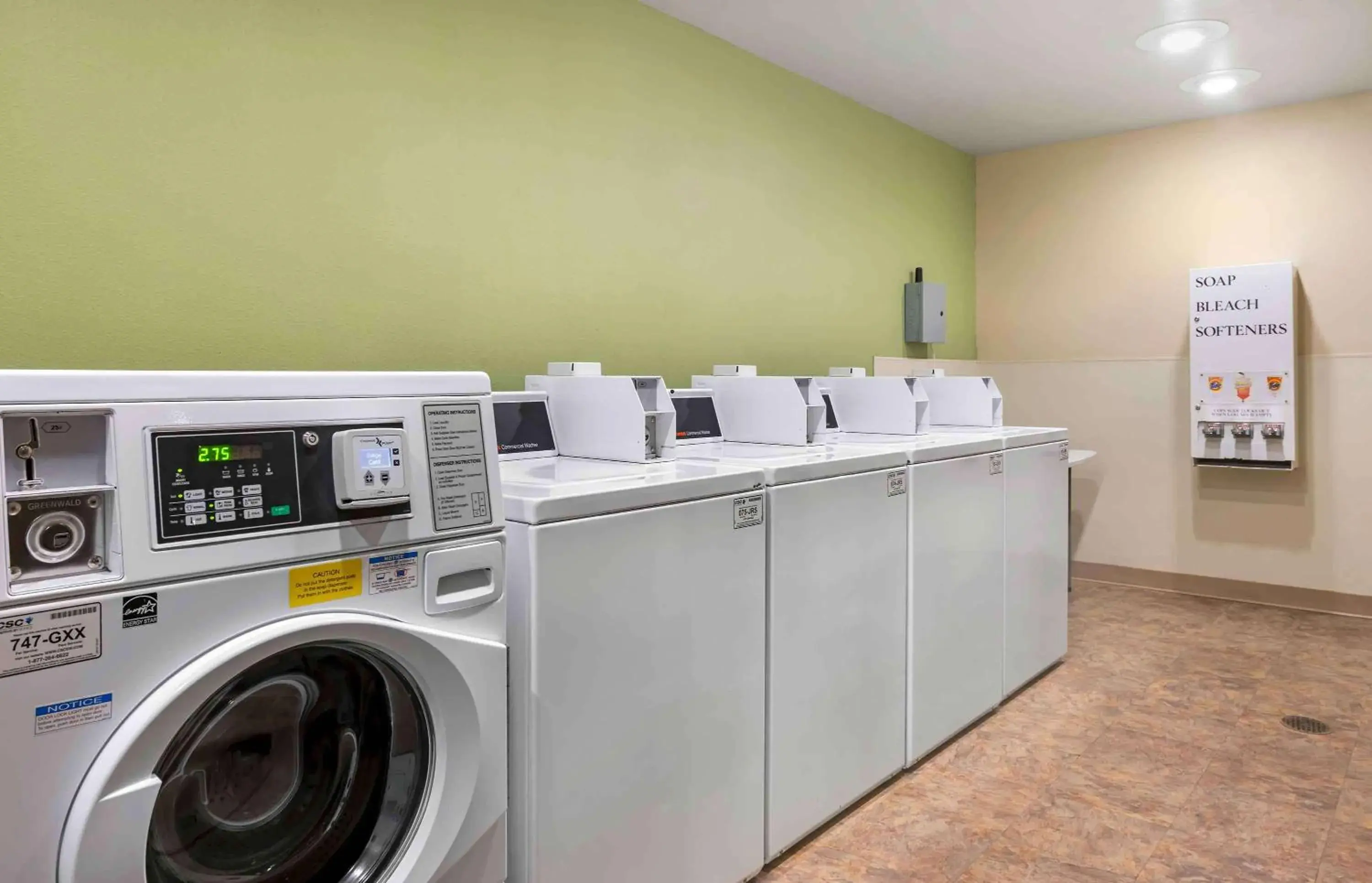 Property building in Extended Stay America Select Suites - Cincinnati - Sharonville Property building in Extended Stay America Select Suites - Cincinnati - Sharonville