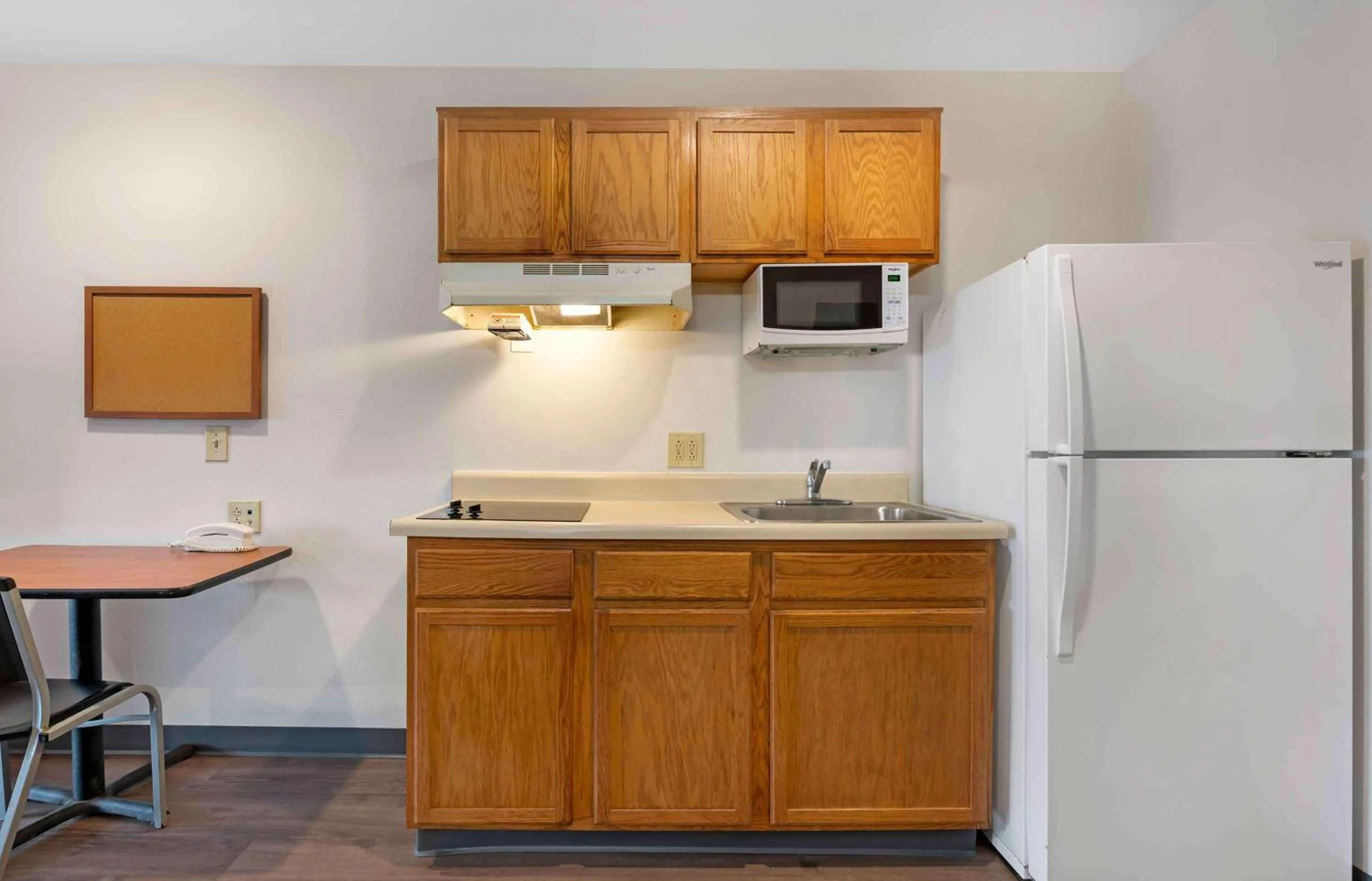 Bedroom in Extended Stay America Select Suites - Cincinnati - Sharonville