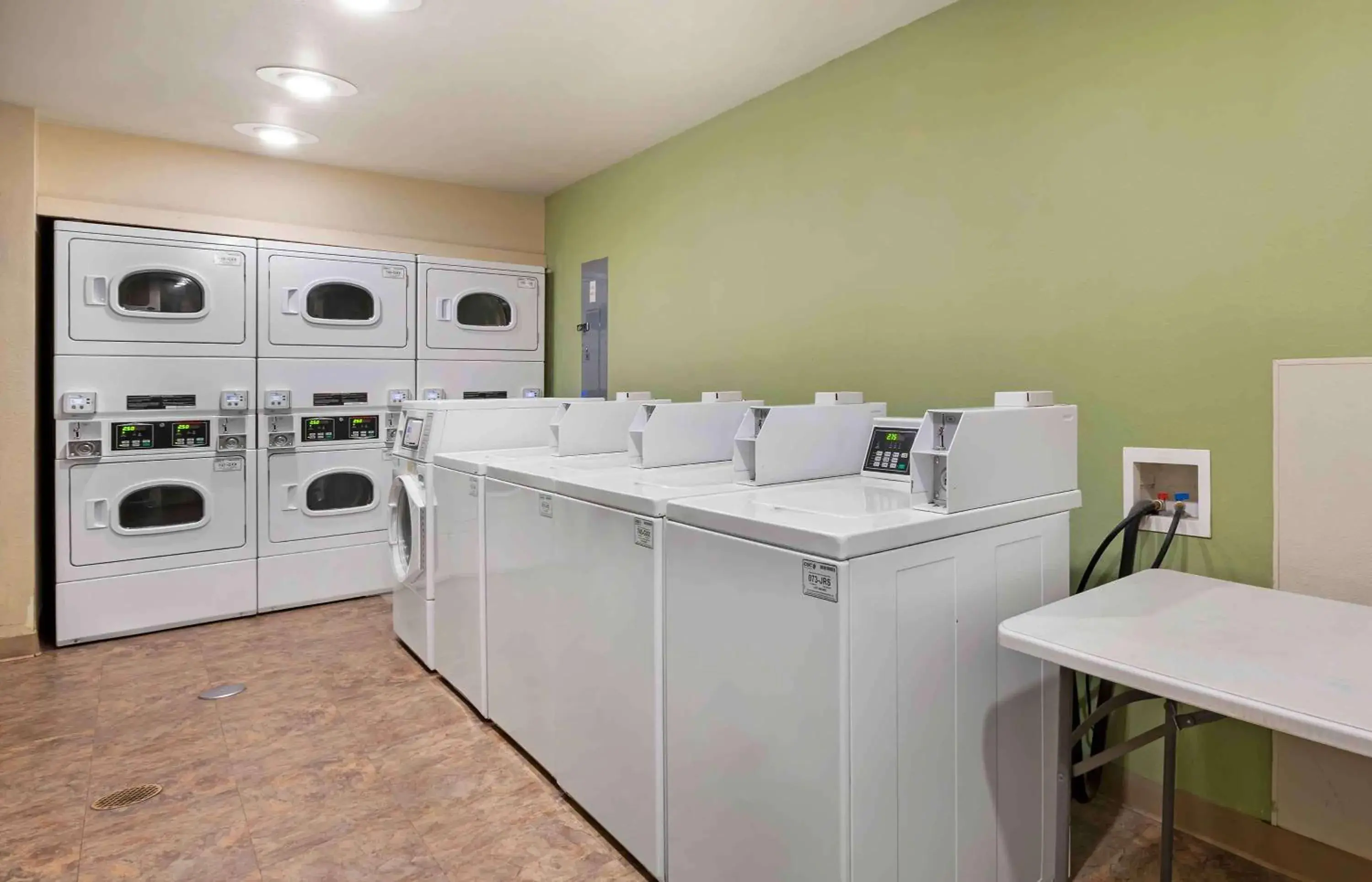 Property building in Extended Stay America Select Suites - Cincinnati - Sharonville Property building in Extended Stay America Select Suites - Cincinnati - Sharonville