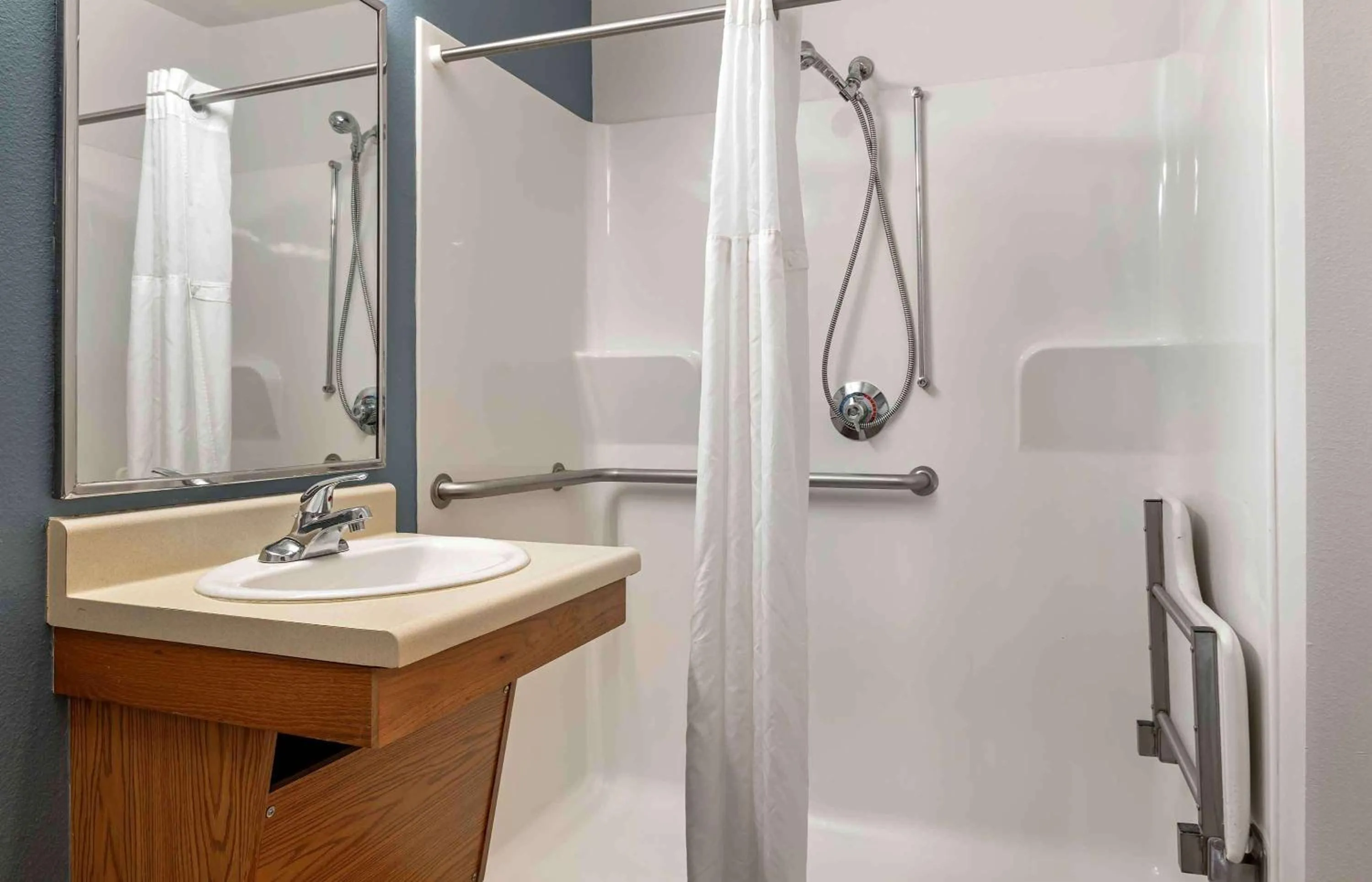 Bathroom in Extended Stay America Select Suites - Cincinnati - Sharonville