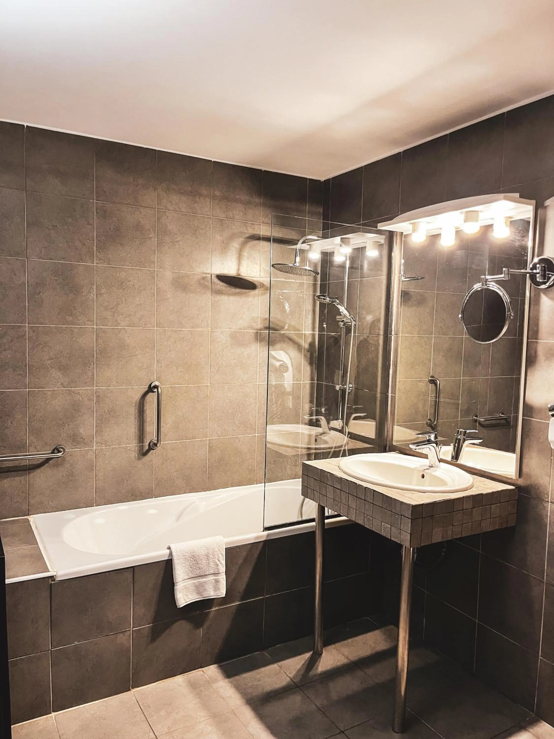 Bathroom in Hôtel Le Château Fort de Sedan