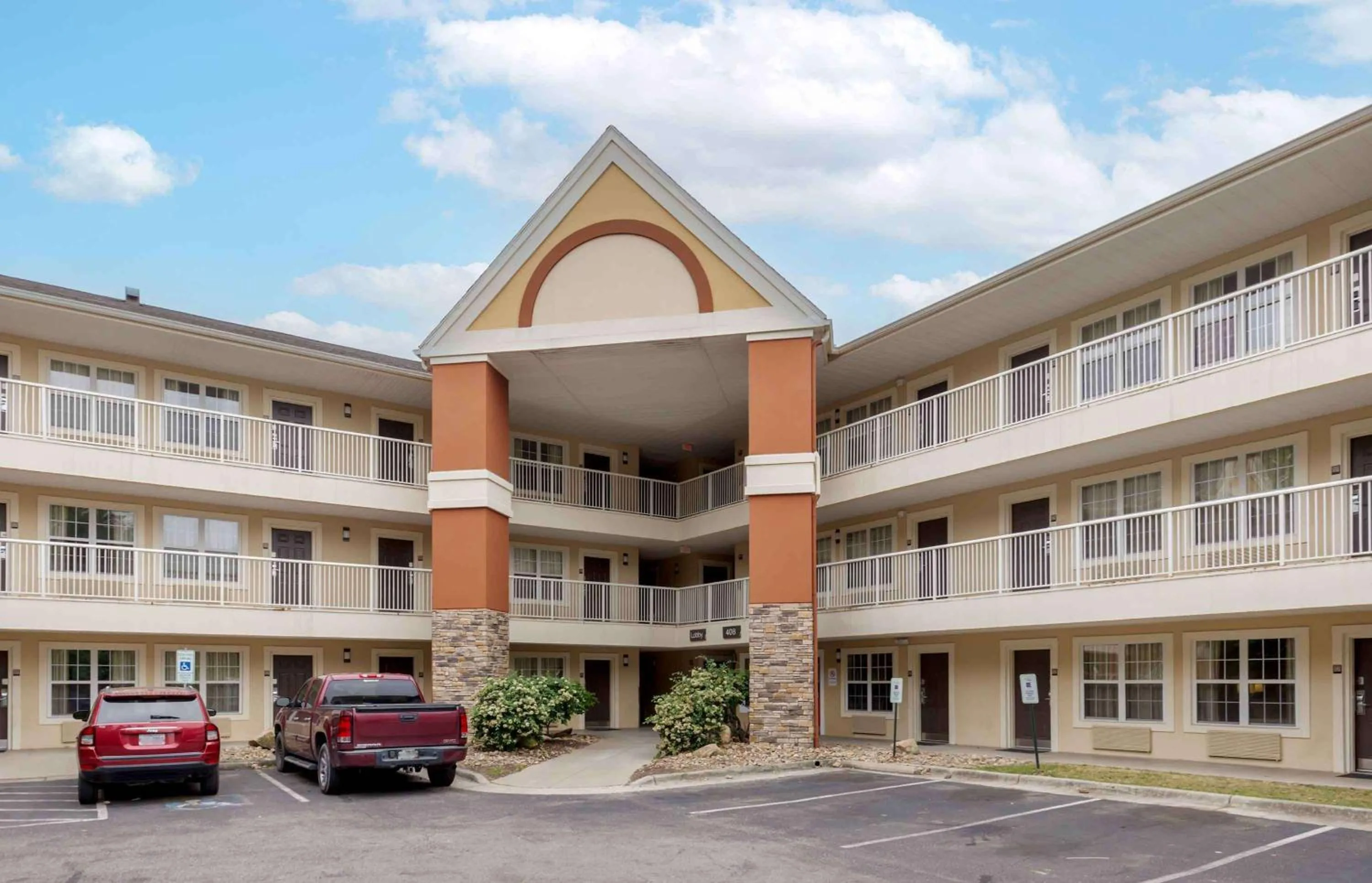 Property building in Extended Stay America Select Suites - Fayetteville - Owen Dr