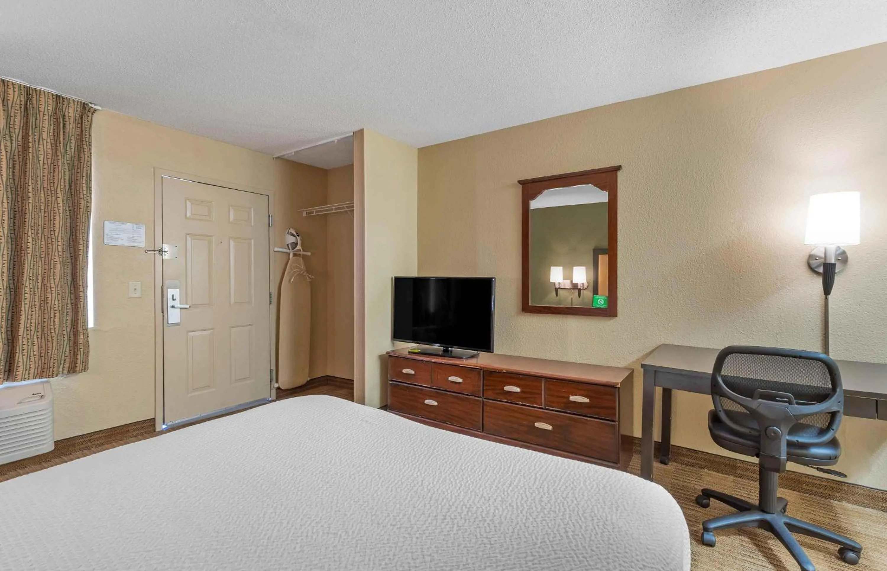 Bedroom, Bed in Extended Stay America Suites - Columbia - West - Interstate 126