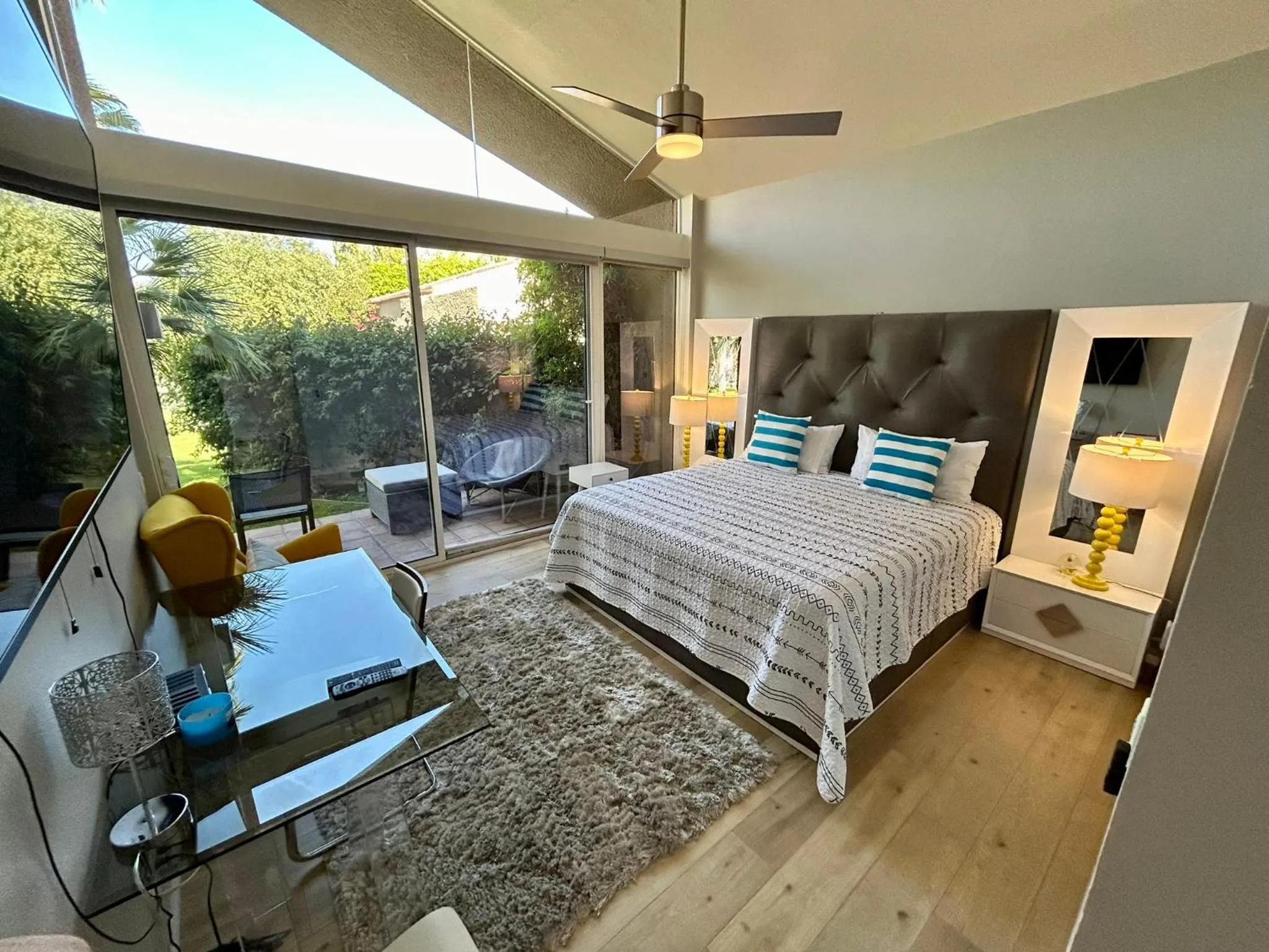 Property building, Bed in Shadow Mountain Resort