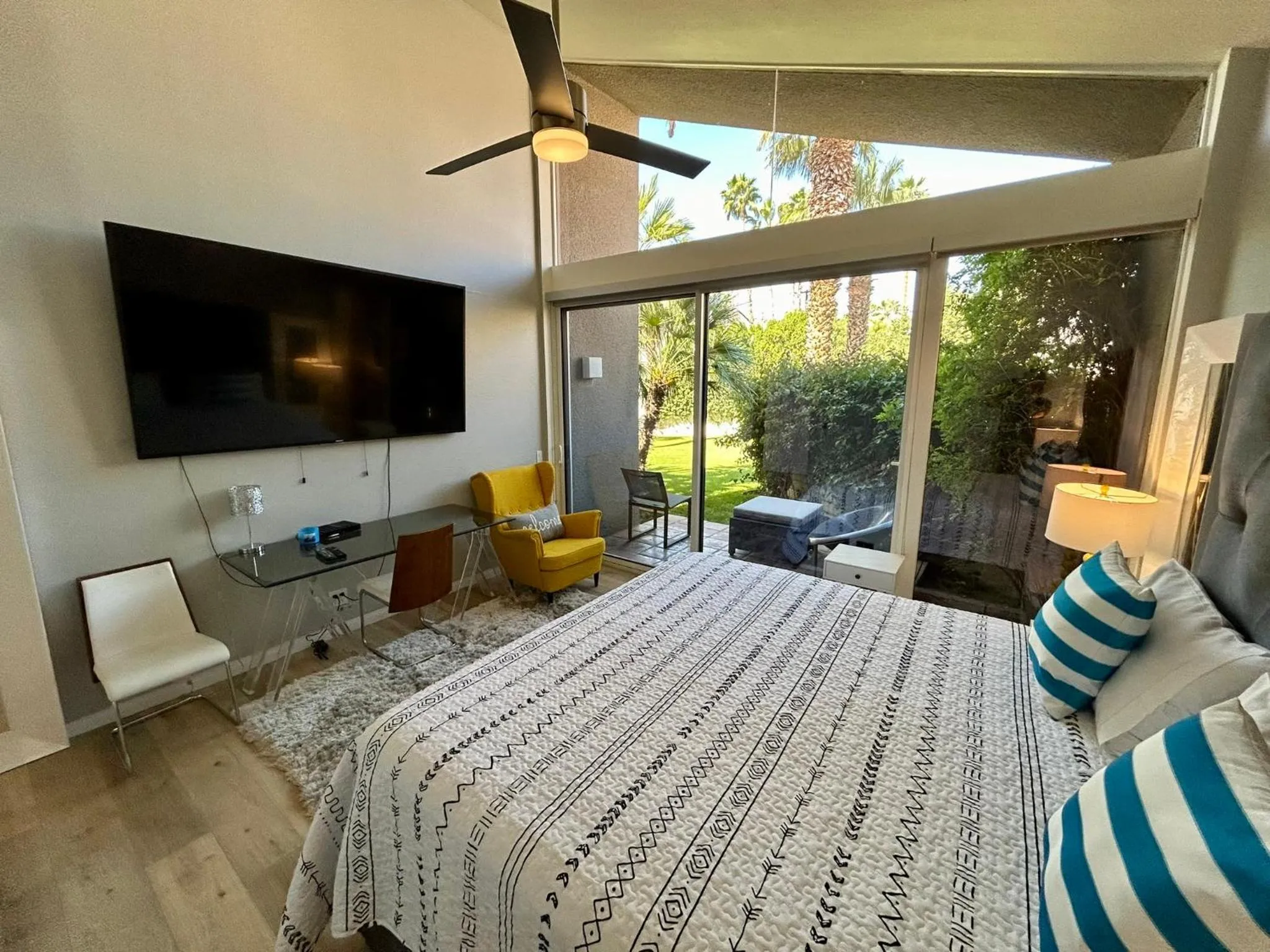 Property building, Bed in Shadow Mountain Resort