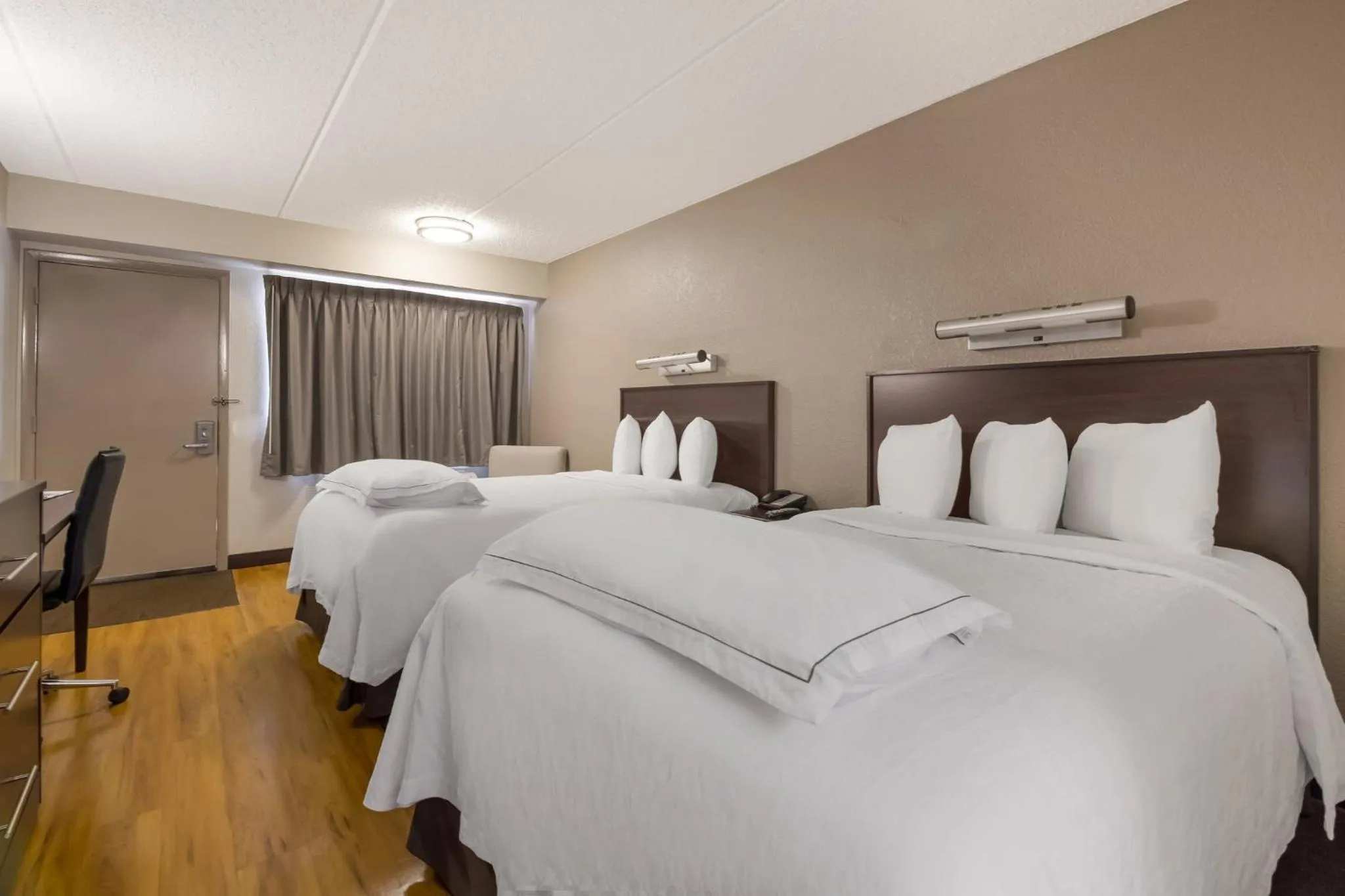 Photo of the whole room, Bed in Red Roof Inn PLUS+ Nashville Airport