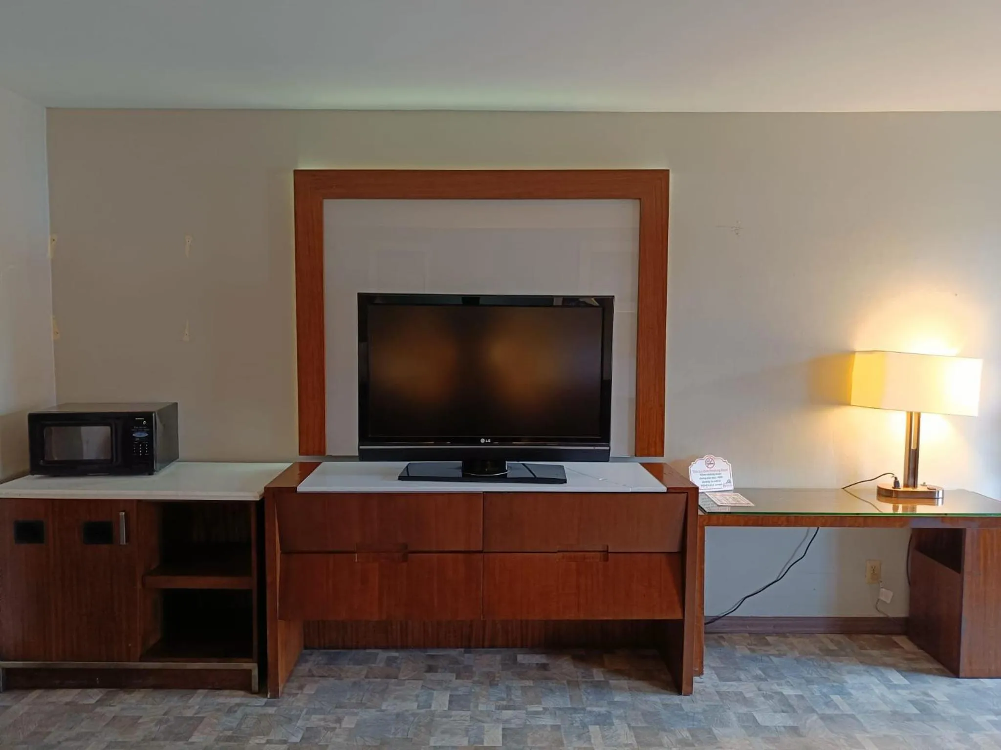 Communal lounge/ TV room in The Boston Inn