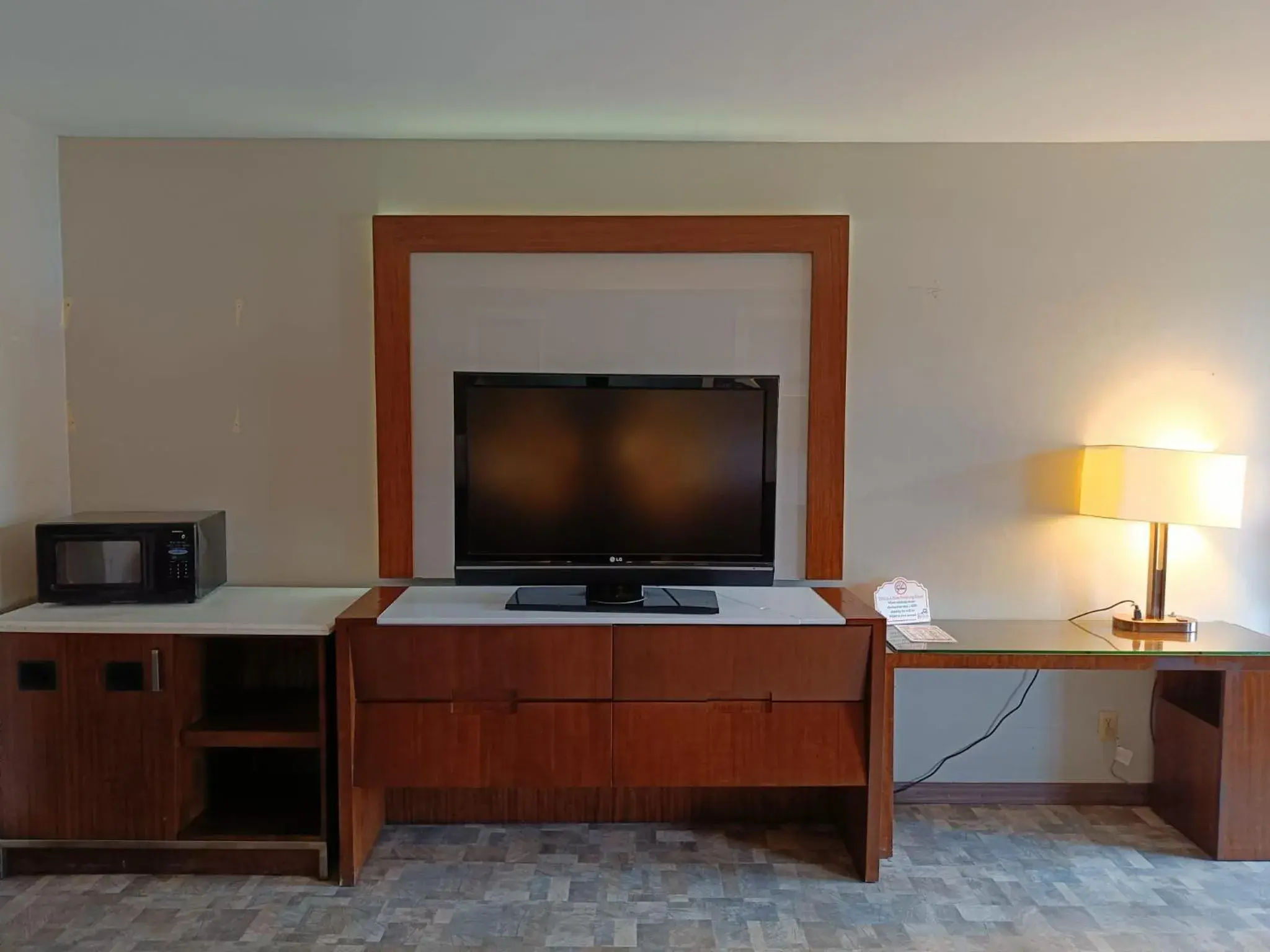 Queen Room - single occupancy - Disability Access in The Boston Inn Queen Room - single occupancy - Disability Access in The Boston Inn