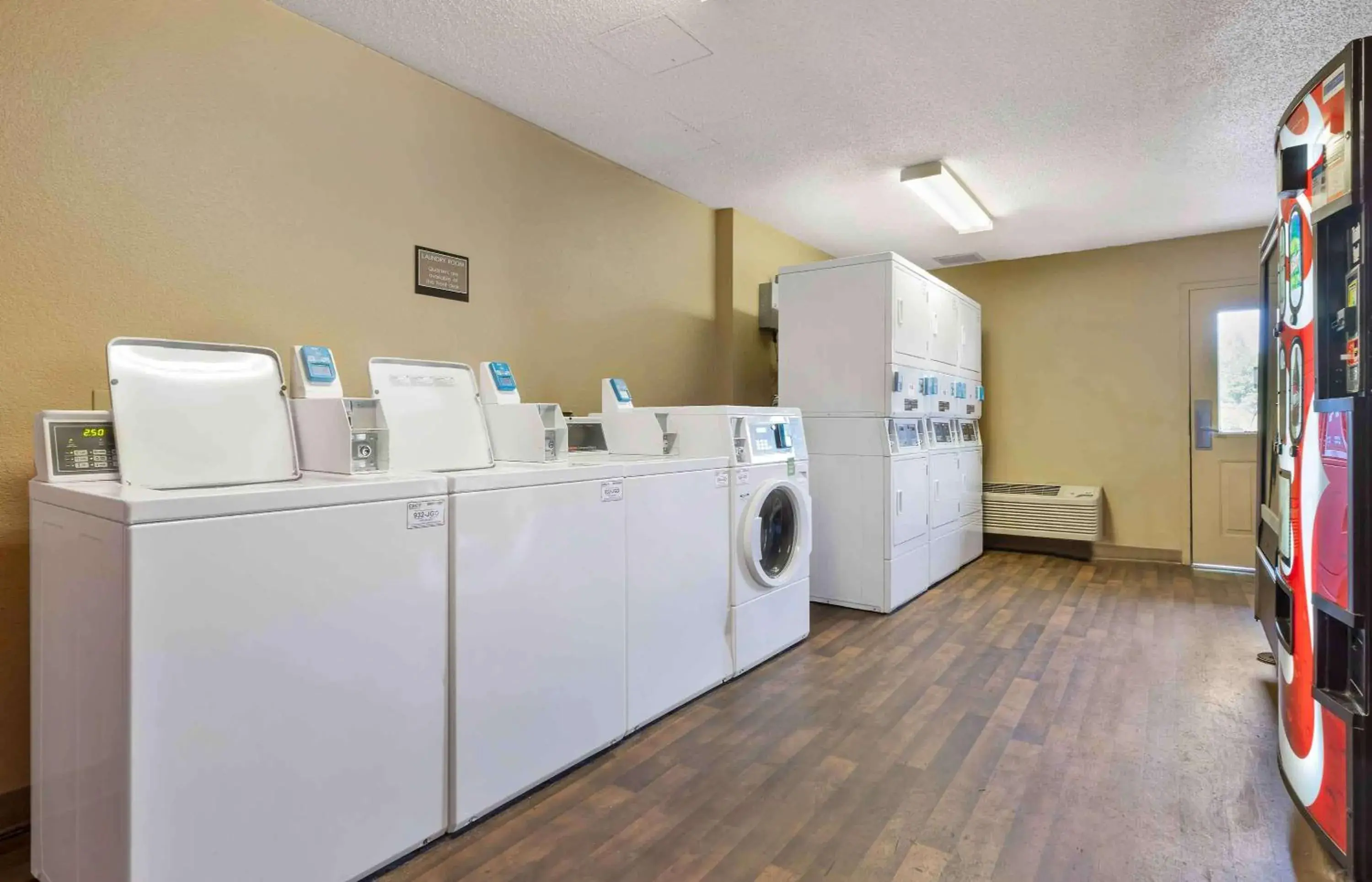 Property building in Extended Stay America Select Suites - Columbia - Ft Jackson Property building in Extended Stay America Select Suites - Columbia - Ft Jackson