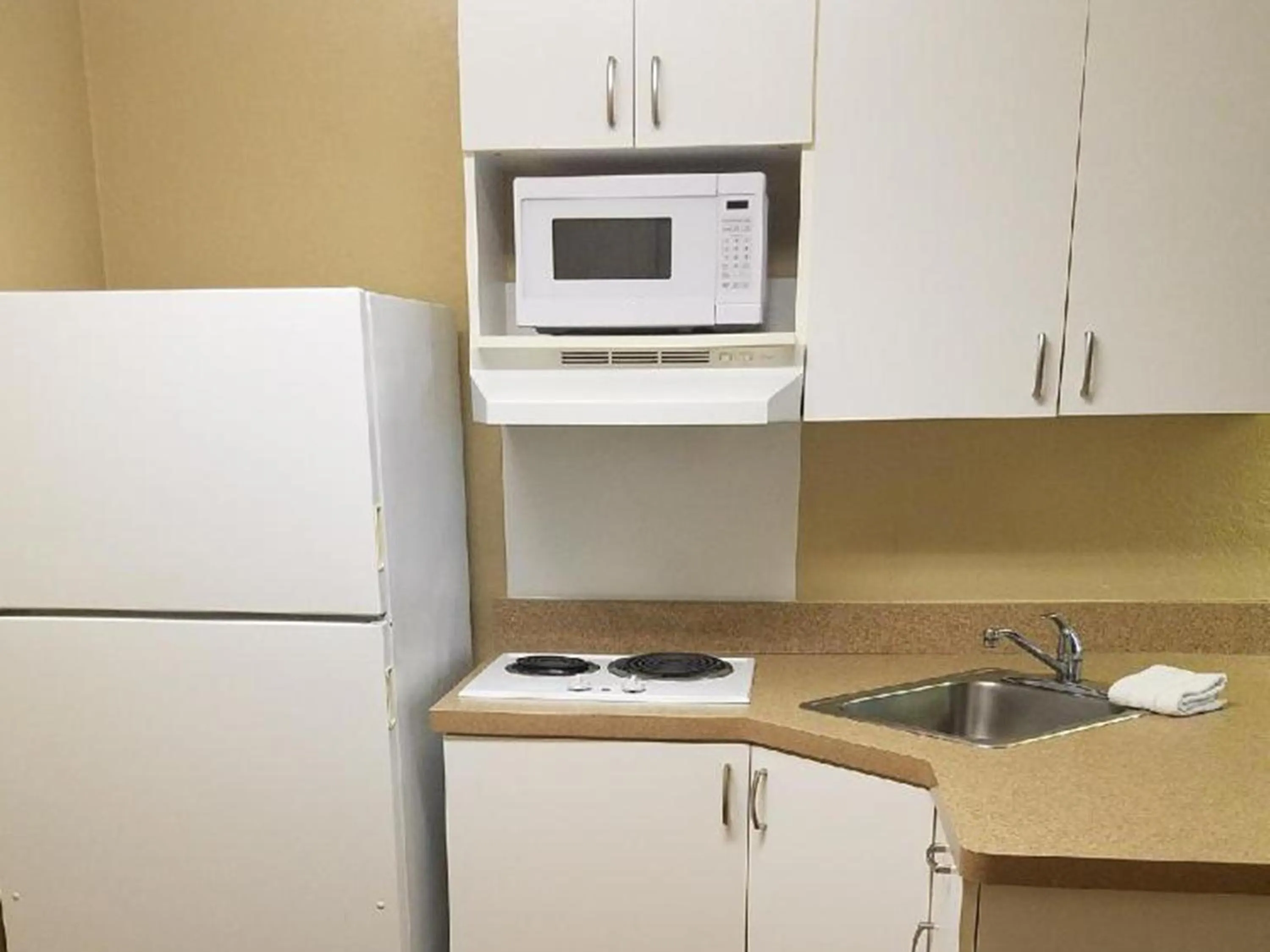 Kitchen or kitchenette, Kitchen/Kitchenette in Extended Stay America Suites - Little Rock - Financial Centre Parkway
