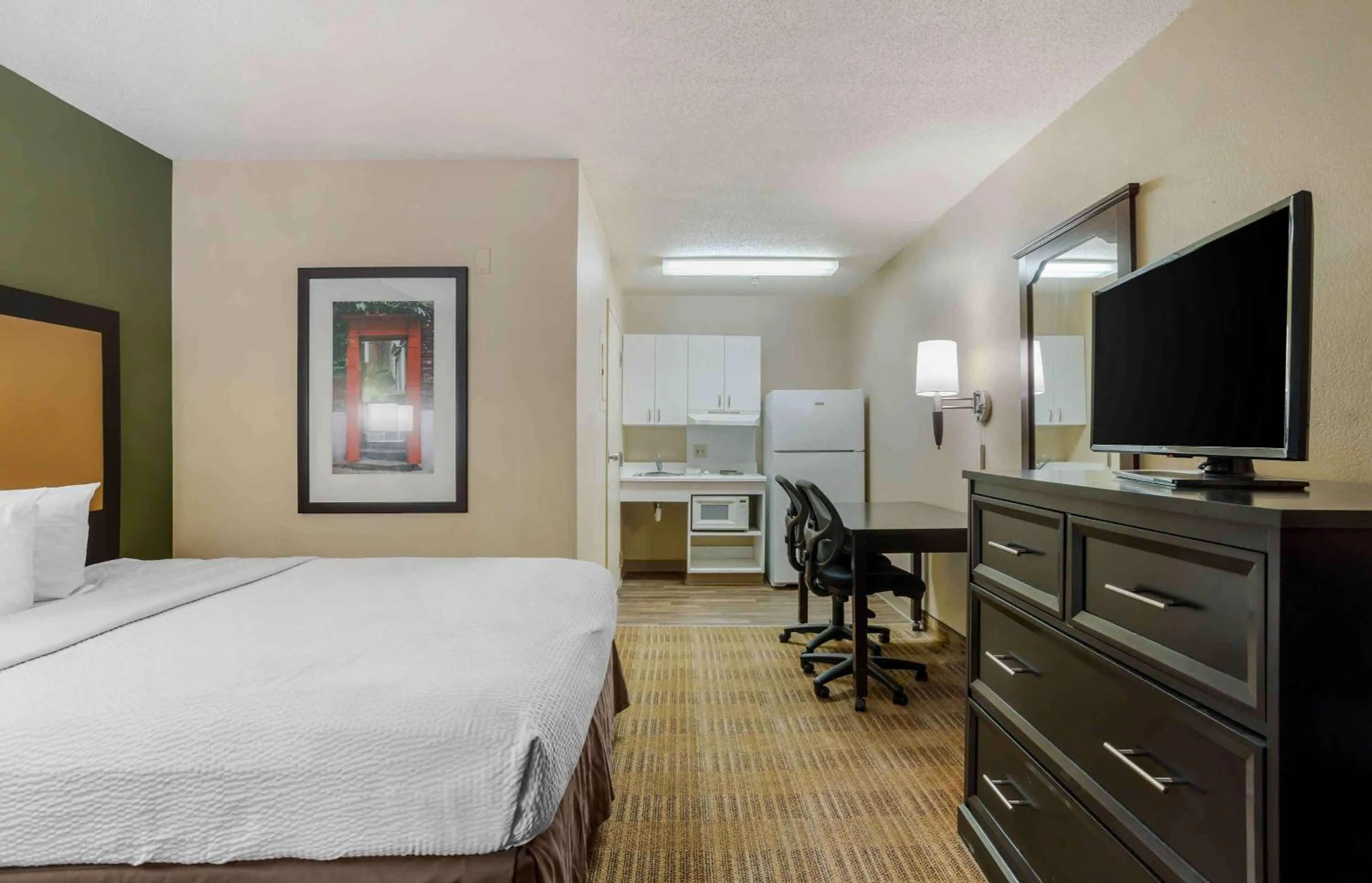 Bedroom, TV/Entertainment Center in Extended Stay America Suites - Little Rock - Financial Centre Parkway