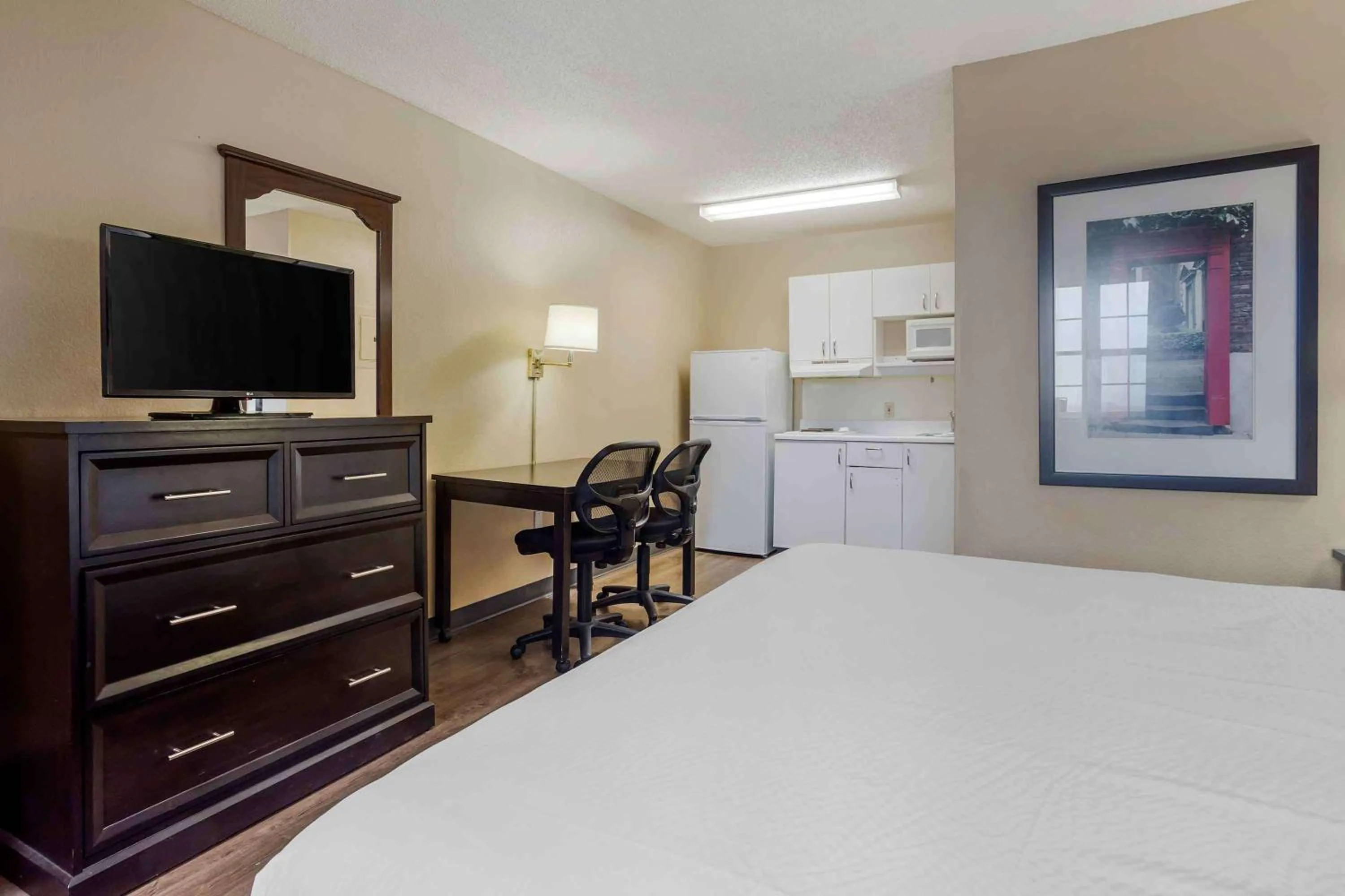 Bedroom, TV/Entertainment Center in Extended Stay America Suites - Little Rock - Financial Centre Parkway