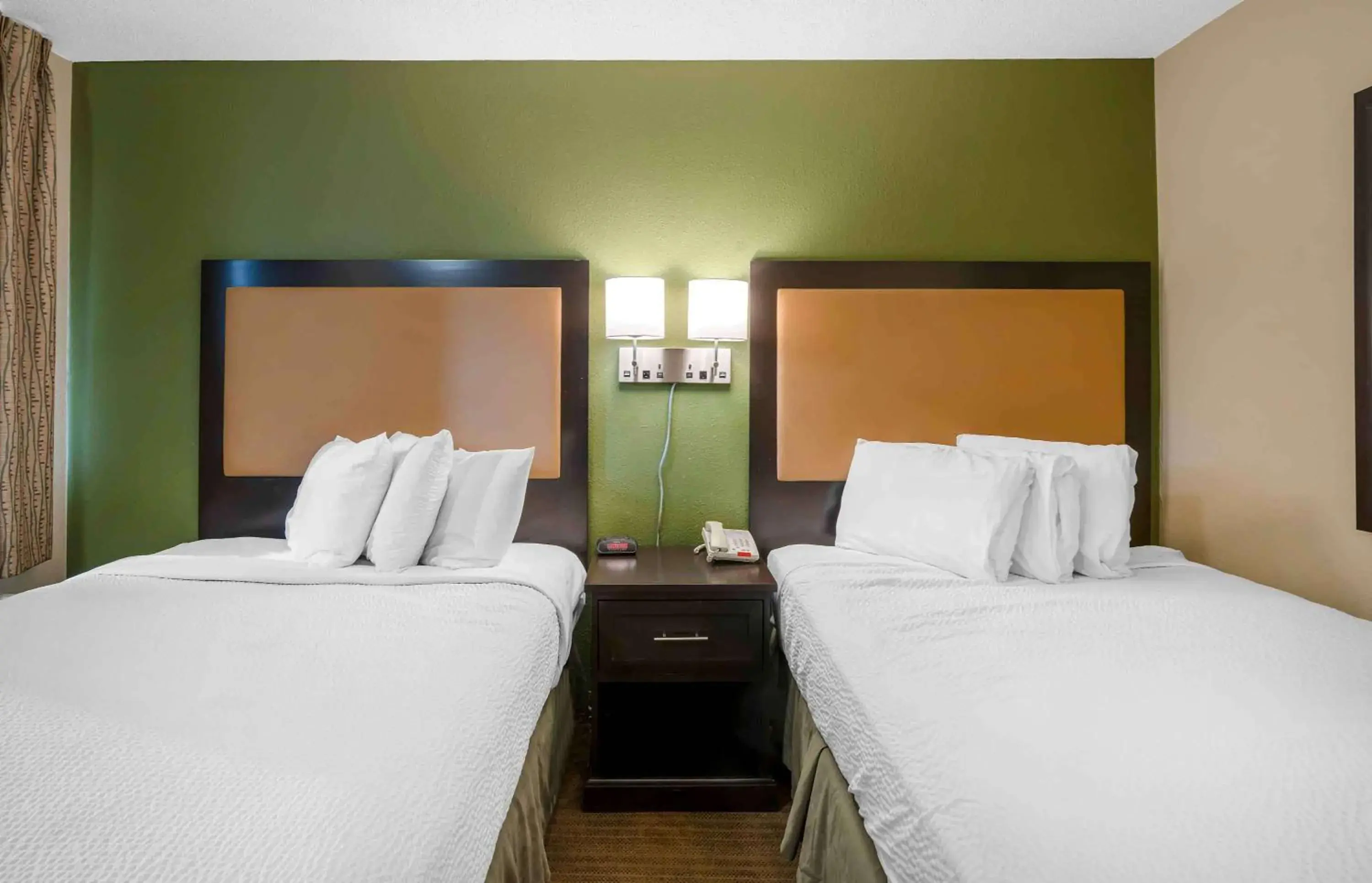 Bedroom, Bed in Extended Stay America Suites - Louisville - Dutchman Bedroom, Bed in Extended Stay America Suites - Louisville - Dutchman