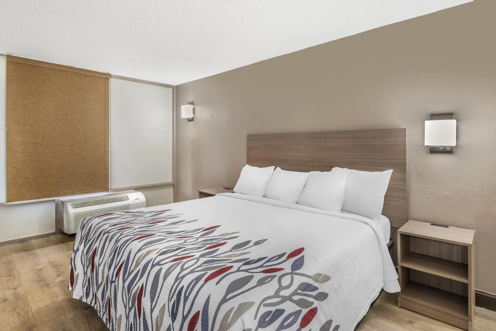 Bedroom, Bed in Red Roof Inn Richmond, VA