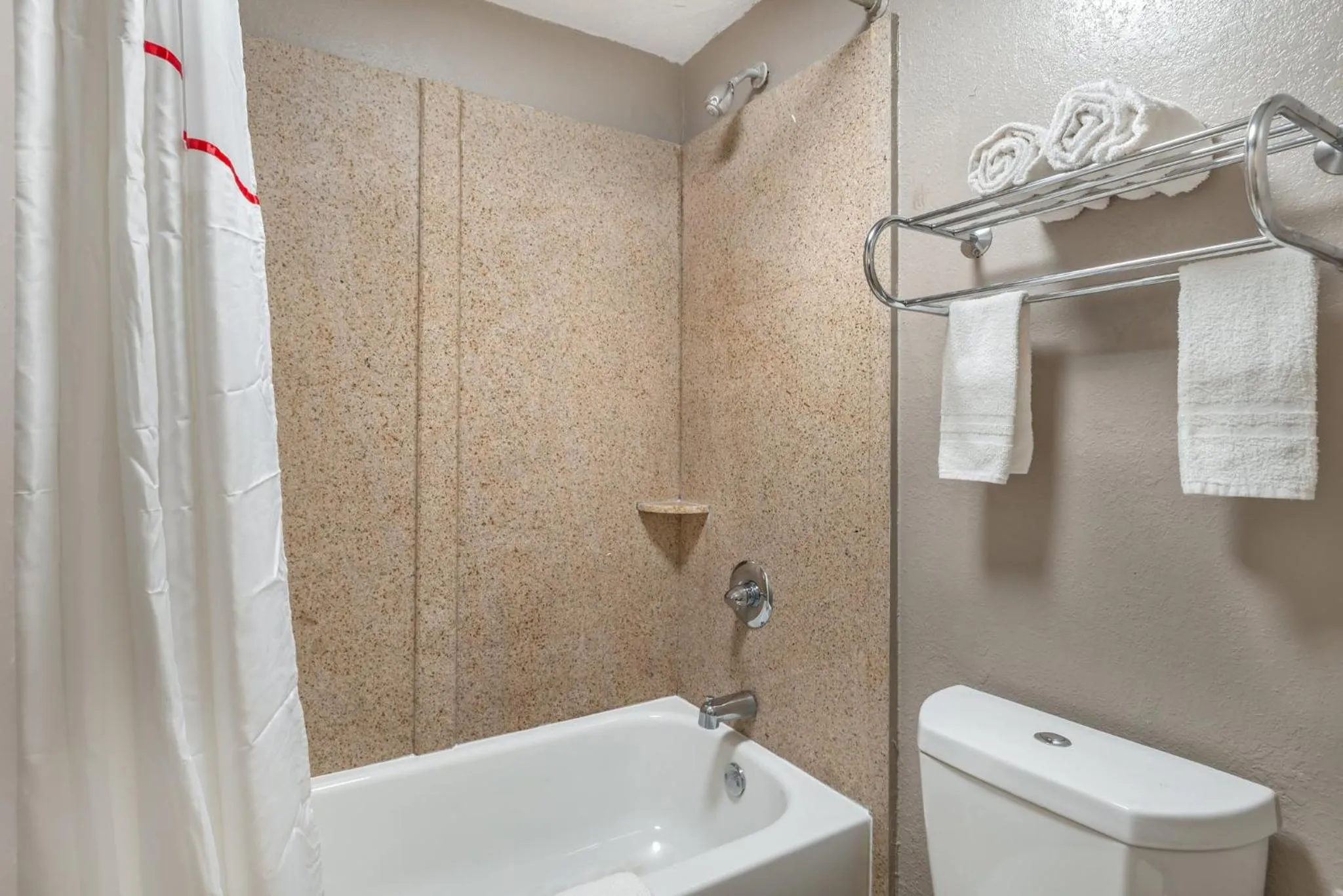 Bathroom in Red Roof Inn Richmond, VA