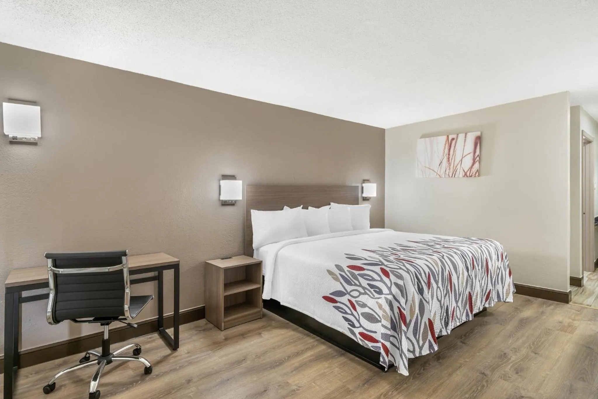 Photo of the whole room, Bed in Red Roof Inn Richmond, VA