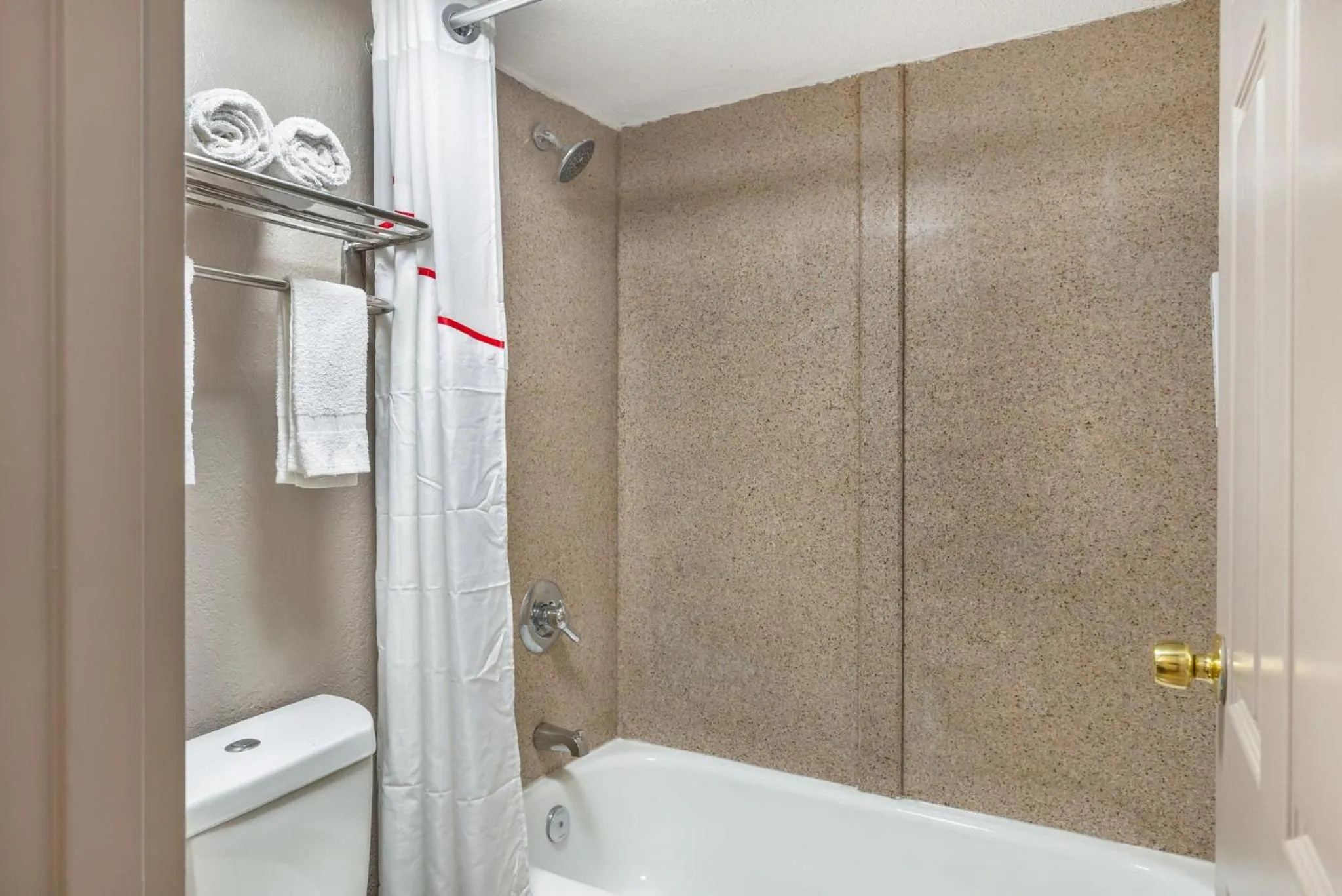 Bathroom in Red Roof Inn Richmond, VA