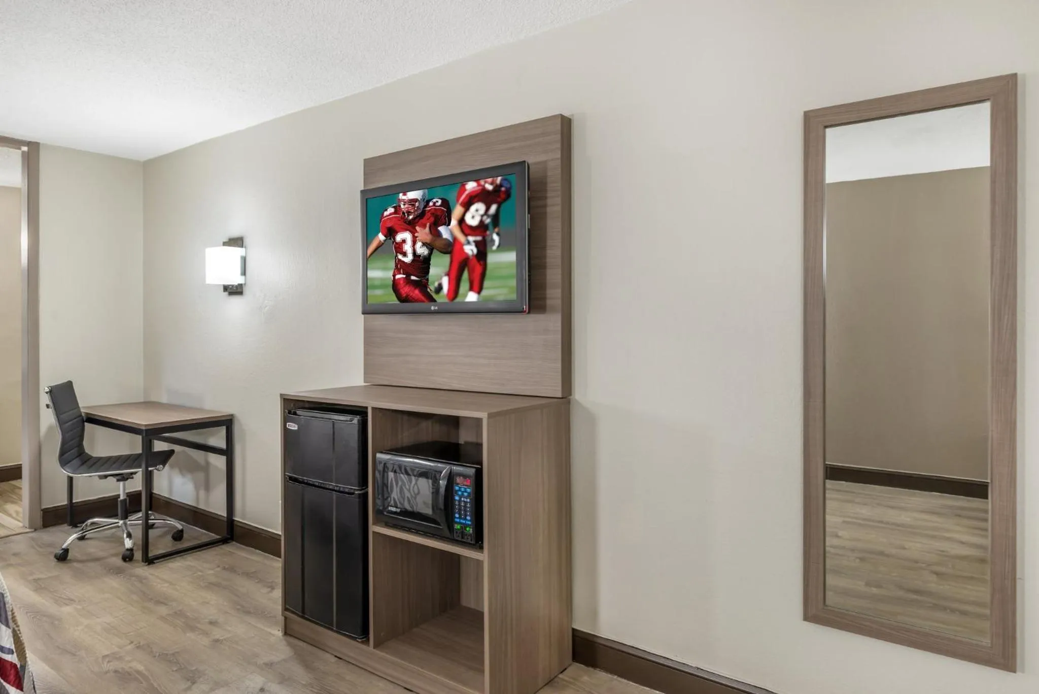 Photo of the whole room in Red Roof Inn Richmond, VA