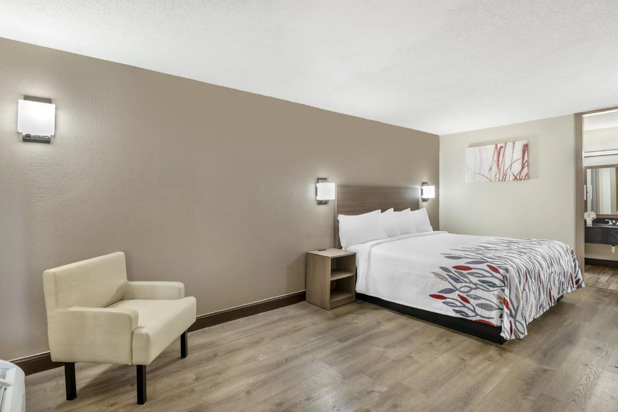 Photo of the whole room, Bed in Red Roof Inn Richmond, VA