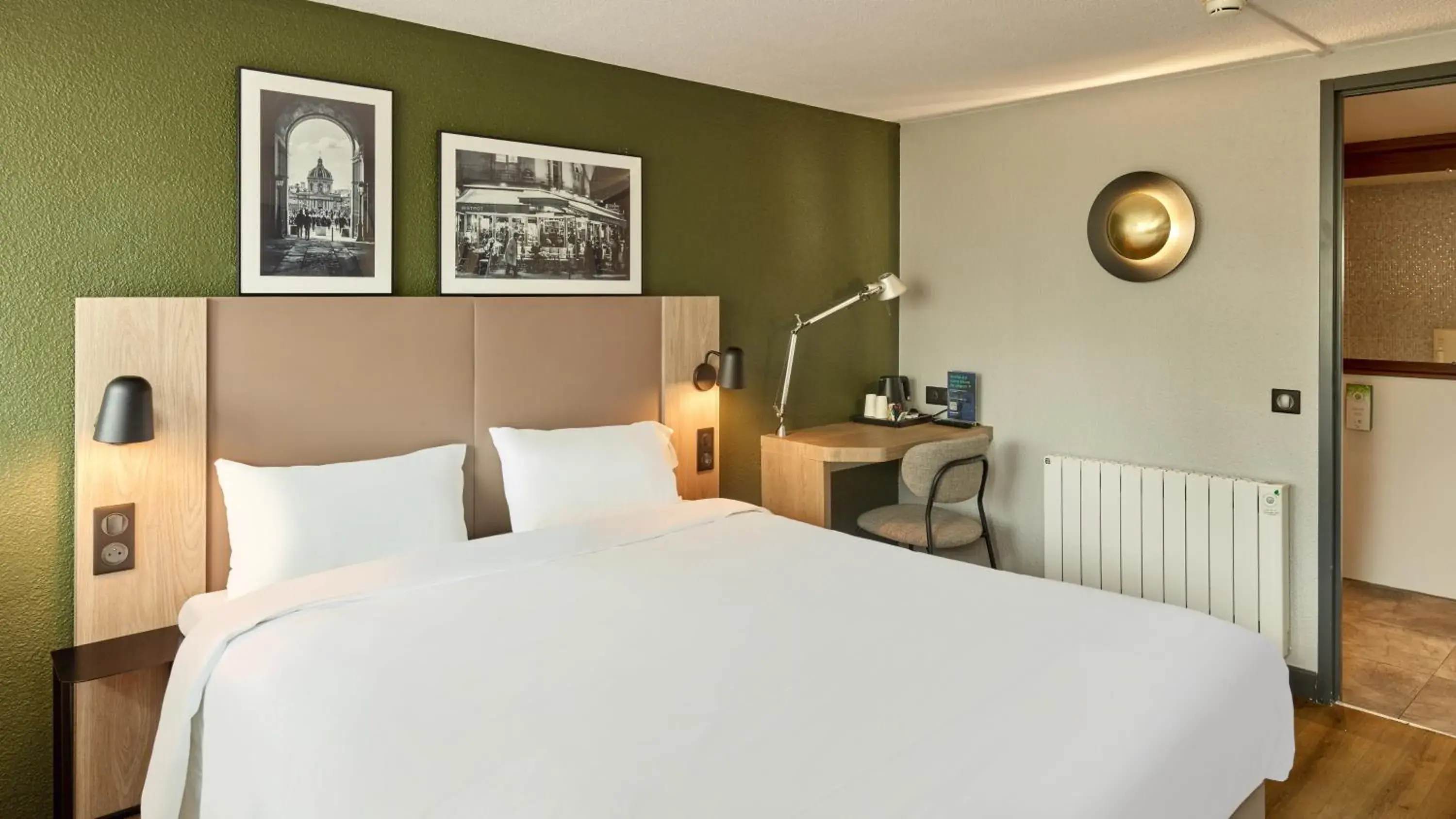 Standard Room - 1 Queen Bed in Campanile NATURE - Marne La Vallée - Chelles Standard Room - 1 Queen Bed in Campanile NATURE - Marne La Vallée - Chelles