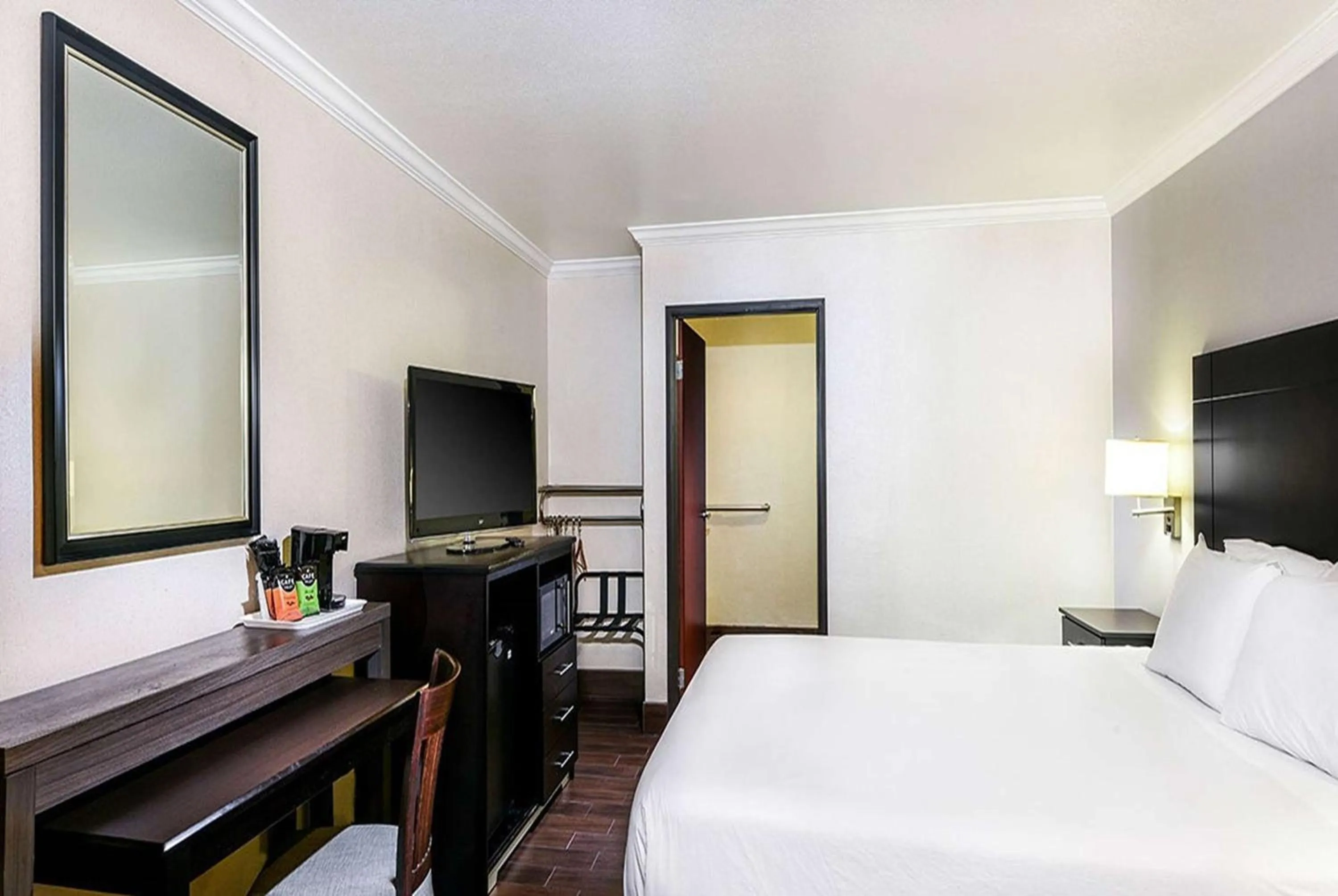 Photo of the whole room, Bed in Travelodge by Wyndham Commerce Los Angeles Area