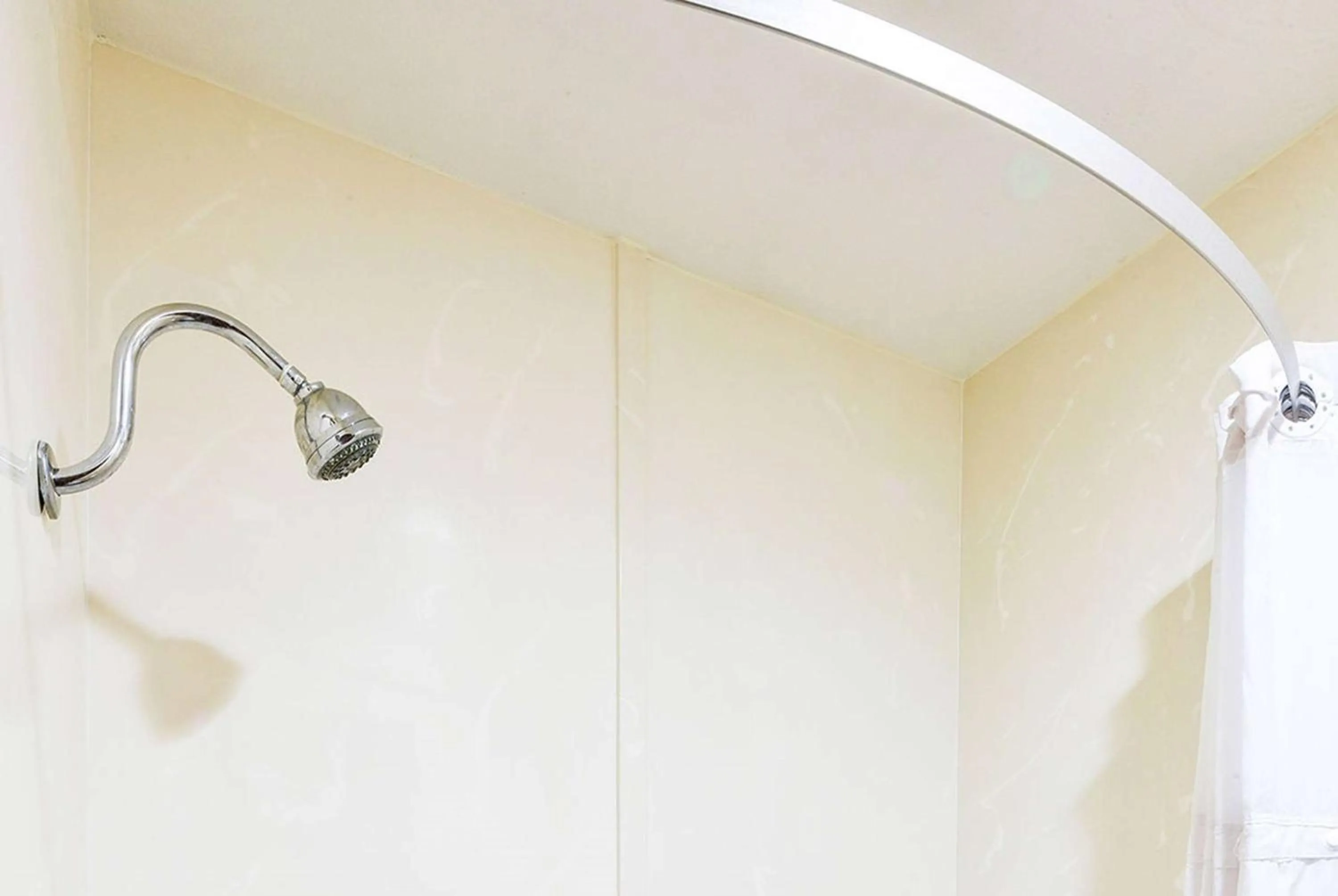 TV and multimedia in Travelodge by Wyndham Commerce Los Angeles Area