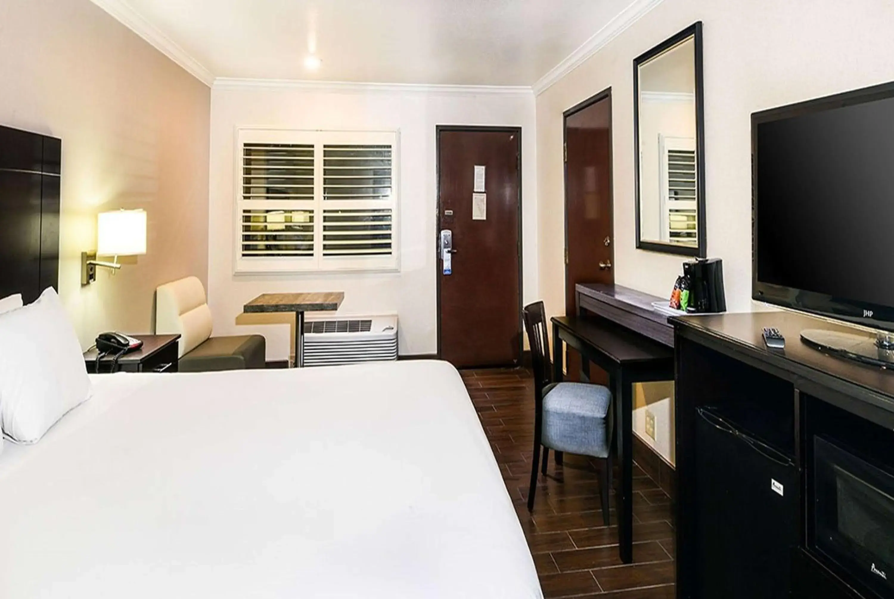 King Room - Disability Access/Non-Smoking in Travelodge by Wyndham Commerce Los Angeles Area King Room - Disability Access/Non-Smoking in Travelodge by Wyndham Commerce Los Angeles Area