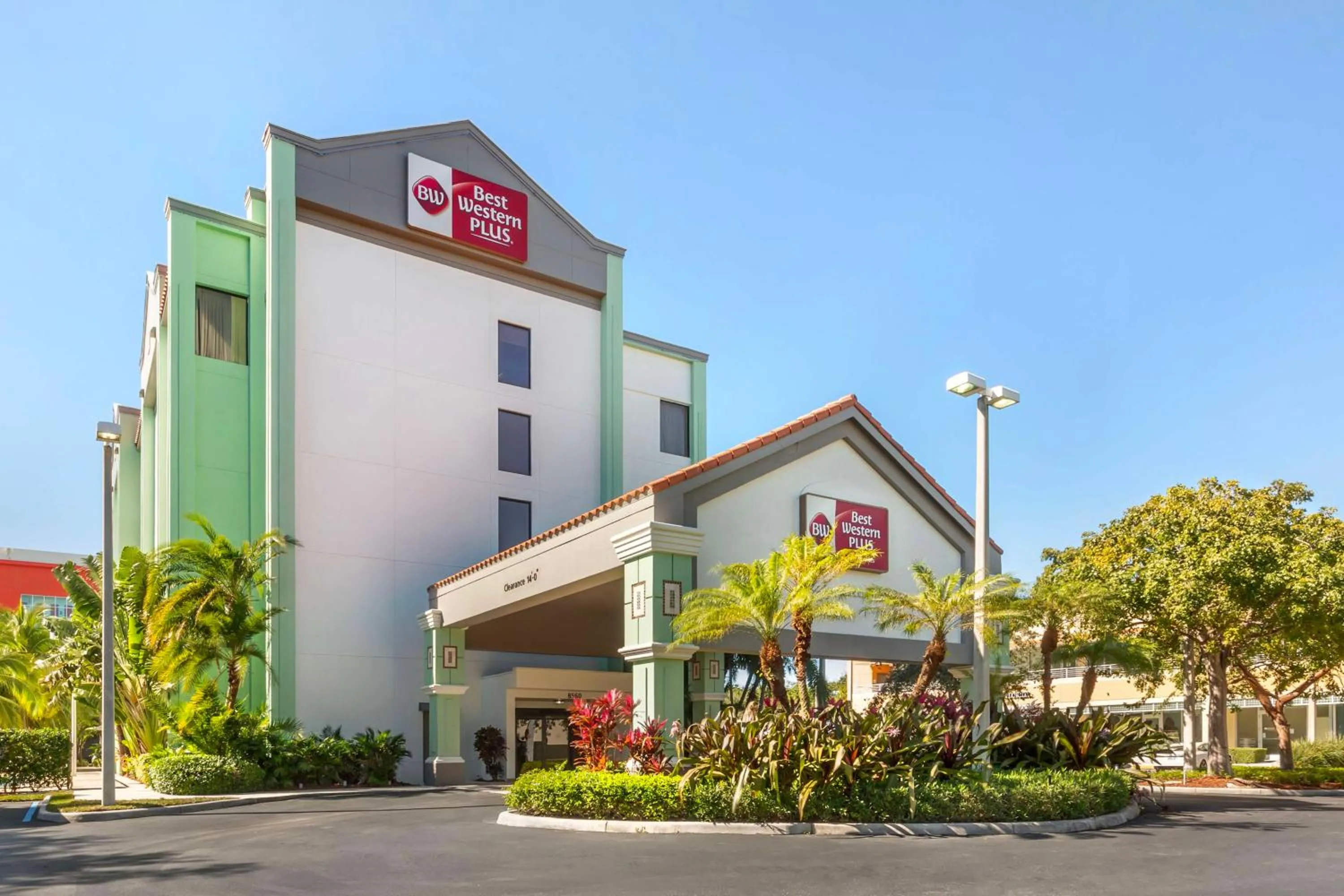 Property building in Best Western Plus Kendall Hotel & Suites