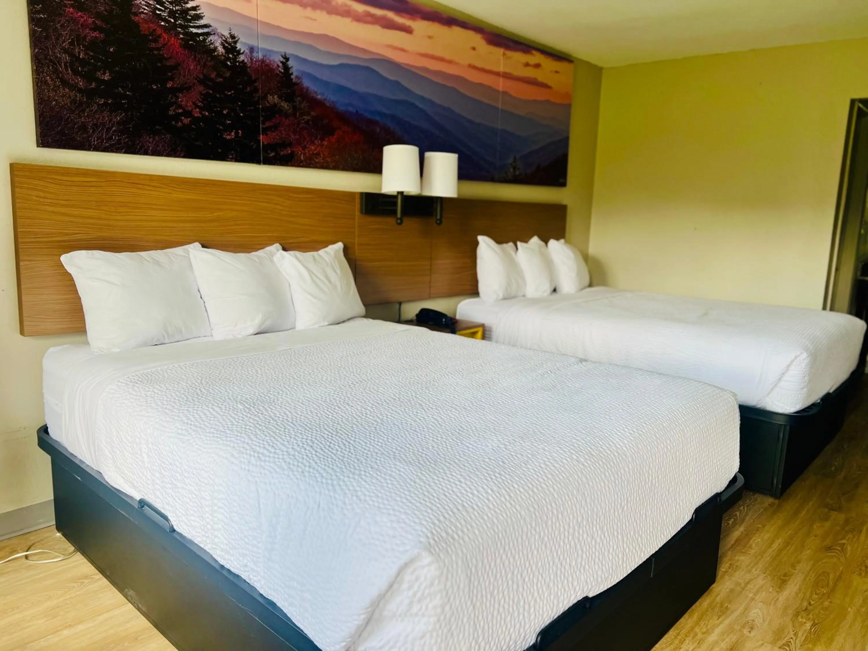 Bedroom, Bed in Days Inn by Wyndham Jellico - Tennessee State Line