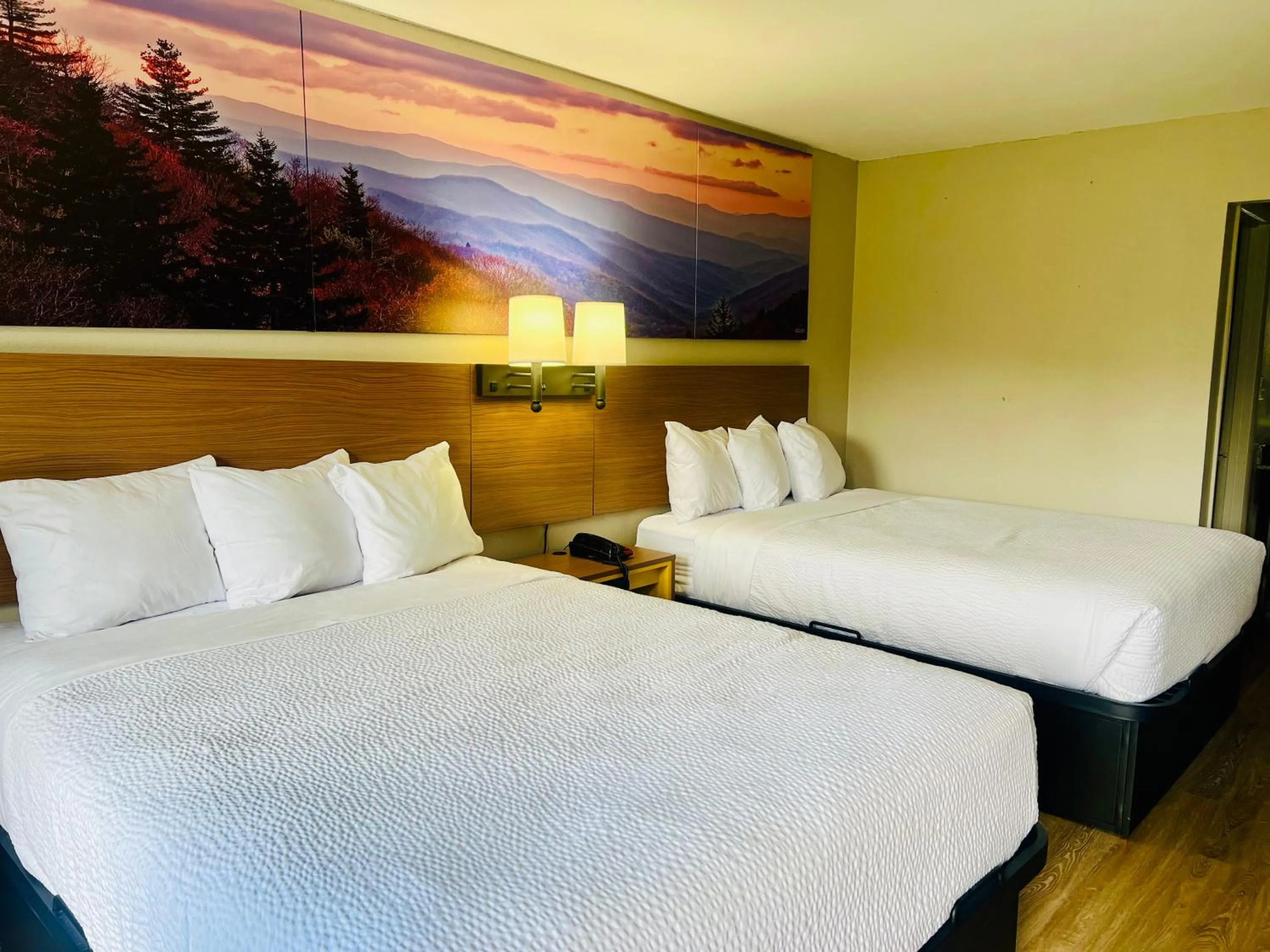 Bedroom, Bed in Days Inn by Wyndham Jellico - Tennessee State Line