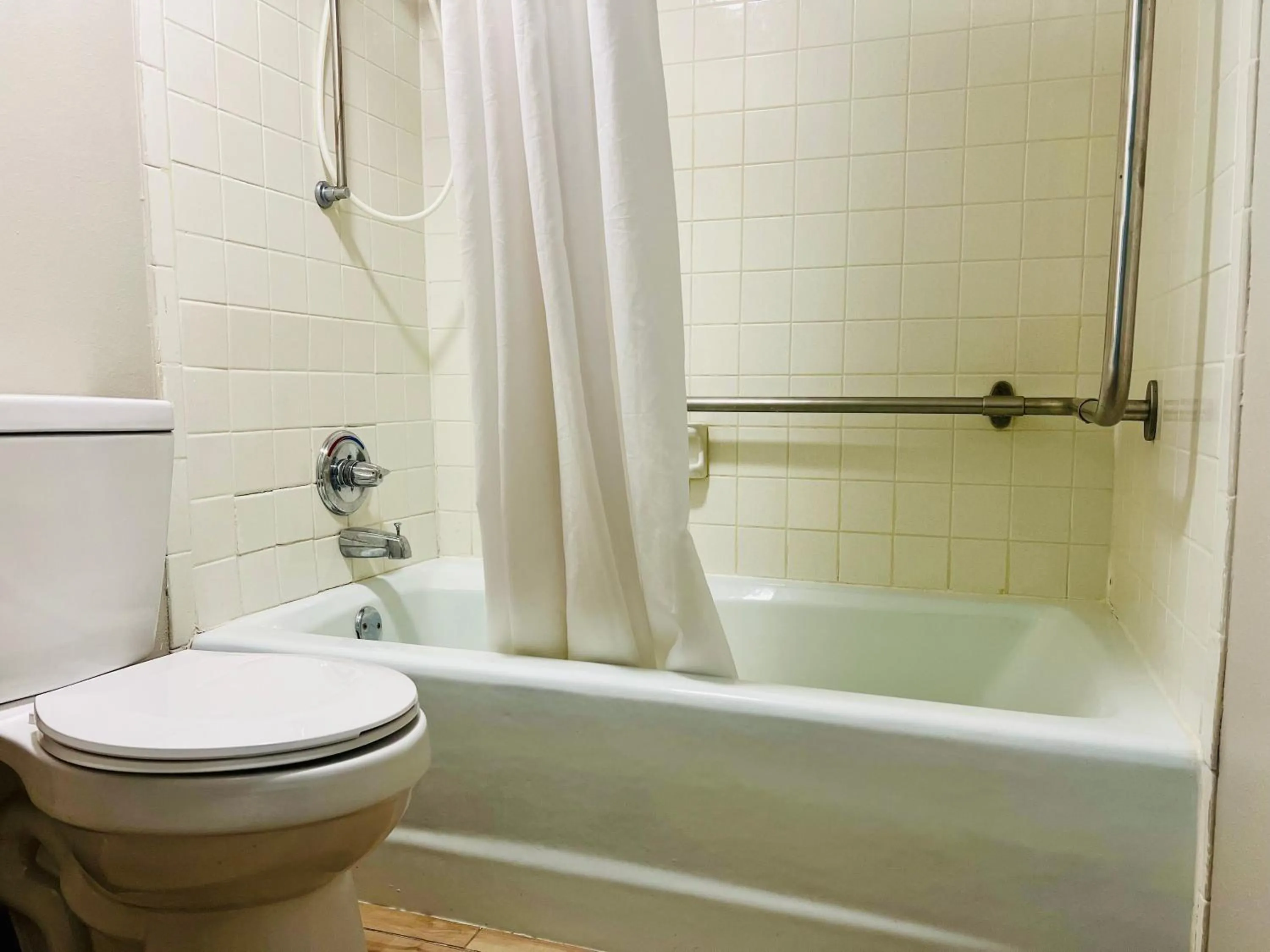 Bath in Days Inn by Wyndham Jellico - Tennessee State Line