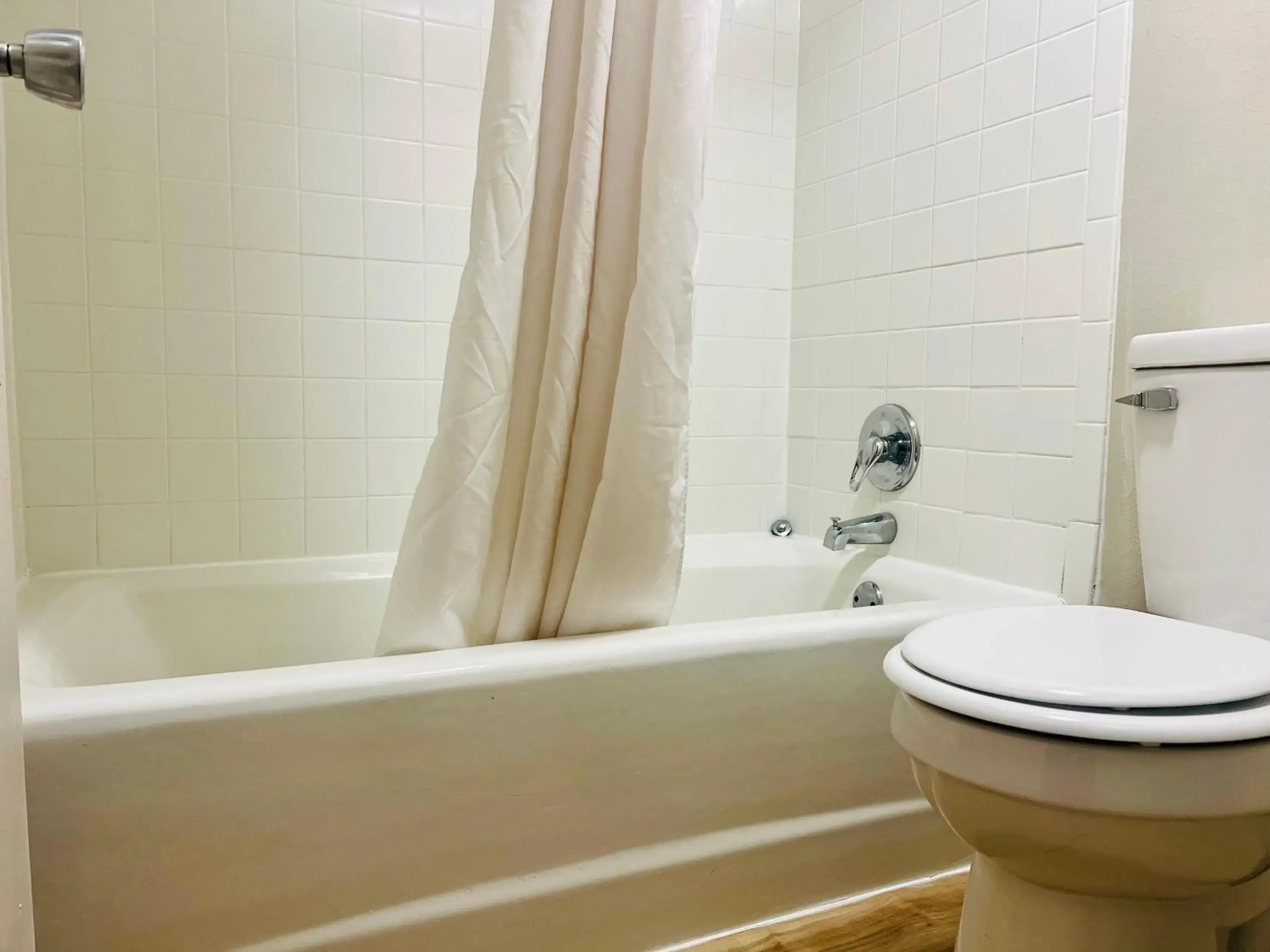 Pet Friendly Room with One King Bed - Non-Smoking in Days Inn by Wyndham Jellico - Tennessee State Line Pet Friendly Room with One King Bed - Non-Smoking in Days Inn by Wyndham Jellico - Tennessee State Line